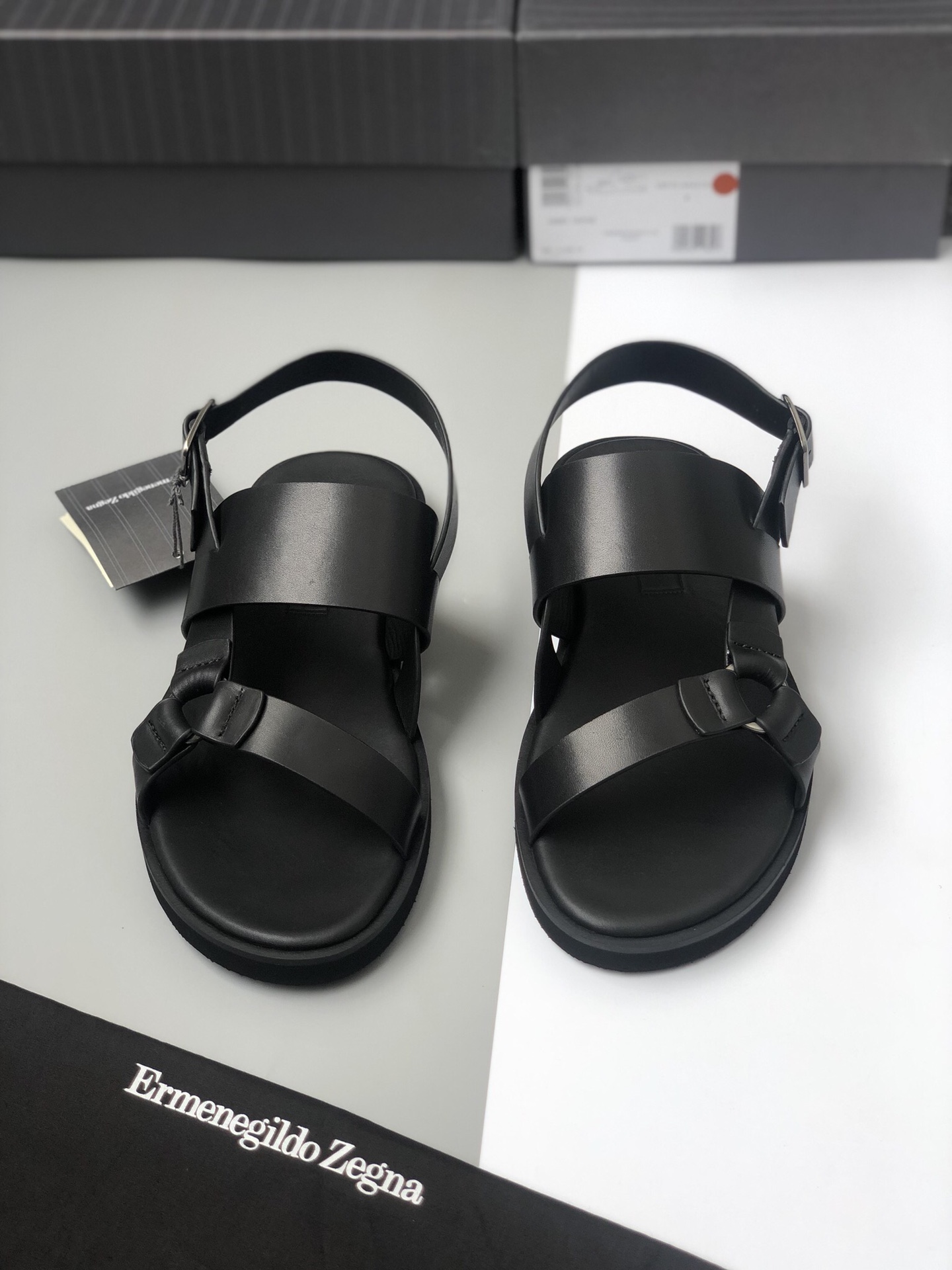 NO:347709,Zg Zenia's full leather men's sandals are released simultaneously on the official website. The shoes are imported calfskin, and the inner insole is also full of cowhide. Special molded, long-slip, toothed straps with logo. This sandal is super light on the feet and has strong comfort. Light luxury leather shoes are normal size39/40/41/42/43/44 Black,,zegna,sandals,cowhide19860909Zg杰尼亚全真皮男式凉鞋 官网同步首发 鞋子采用进口小牛皮面 内里鞋垫也全牛皮 特制模具大底防滑齿纹带Logo 此凉鞋上脚超轻便 舒适度极强 轻奢 皮鞋正常size39/40/41/42/43/44 黑色,,zegna,sandals,cowhide,Men's shoes