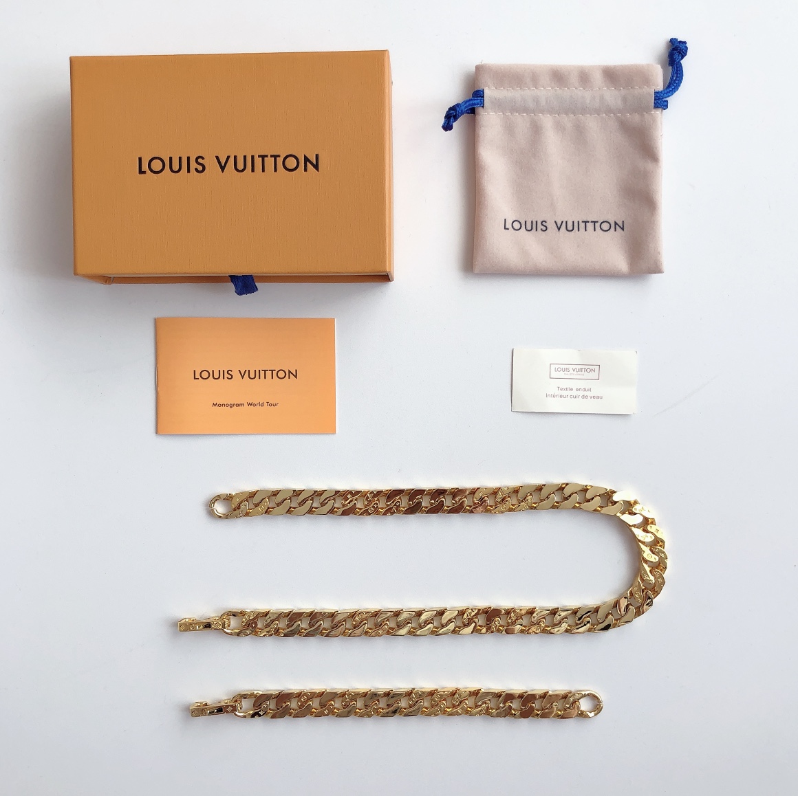 现货(LV金色锁扣项链)LV龙虾扣金色古巴项链! 编码:M00304!CHAIN LINKS 项链,官网售价,RMB本款 Chain Links 项链沐浴新季洗礼,为大号抛光链环随性镂刻经典 Monogram 图案,于工致细节中见证路易威登的精湛匠艺,诠释前卫美学主张.详细特征:金属件-镂刻 Monogram 图案!
