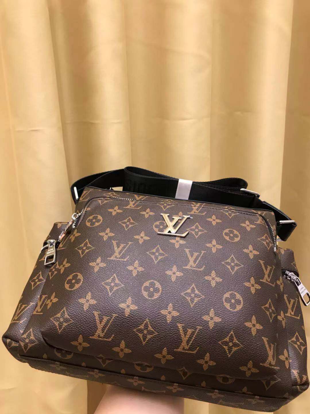 V家新品,🐮🐮🐮采用V家专用经典面料,永不过时。前幅拉链格设计,方便实用,简约时尚,独家设计,是你不二之