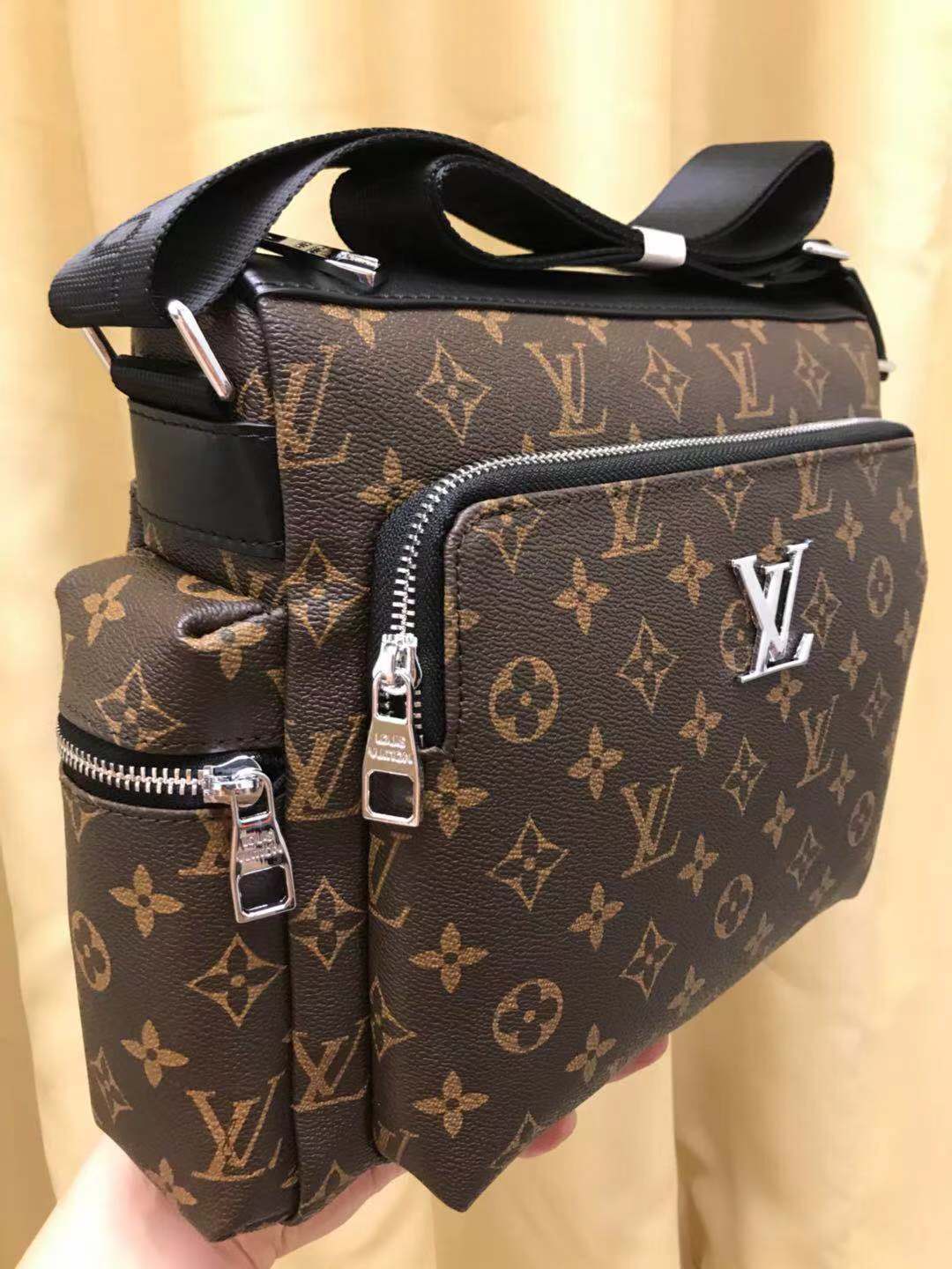 V家新品,🐮🐮🐮采用V家专用经典面料,永不过时。前幅拉链格设计,方便实用,简约时尚,独家设计,是你不二之