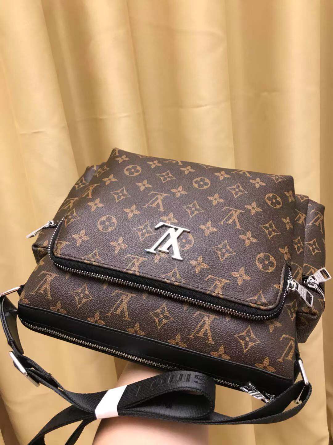V家新品,🐮🐮🐮采用V家专用经典面料,永不过时。前幅拉链格设计,方便实用,简约时尚,独家设计,是你不二之