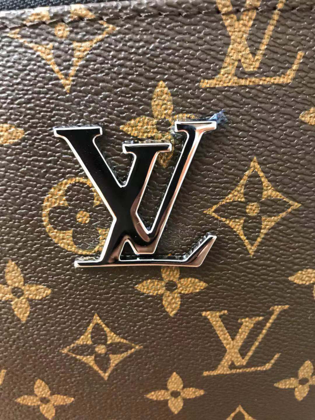 V家新品,🐮🐮🐮采用V家专用经典面料,永不过时。前幅拉链格设计,方便实用,简约时尚,独家设计,是你不二之