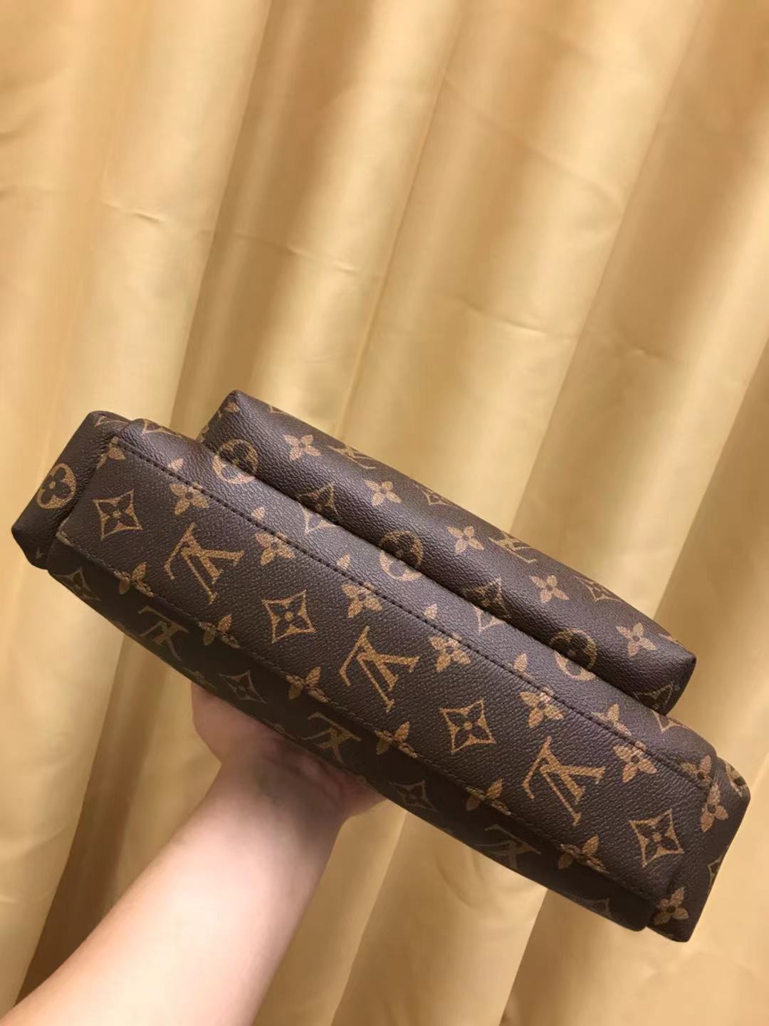 V家新品,🐮🐮🐮采用V家专用经典面料,永不过时。前幅拉链格设计,方便实用,简约时尚,独家设计,是你不二之