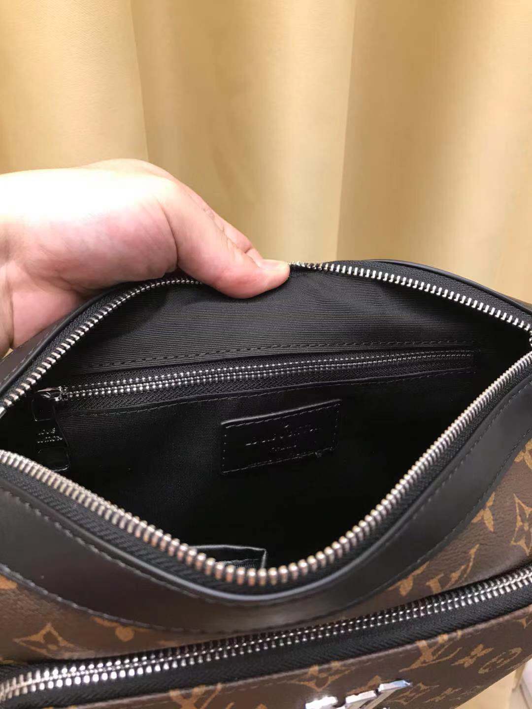 V家新品,🐮🐮🐮采用V家专用经典面料,永不过时。前幅拉链格设计,方便实用,简约时尚,独家设计,是你不二之