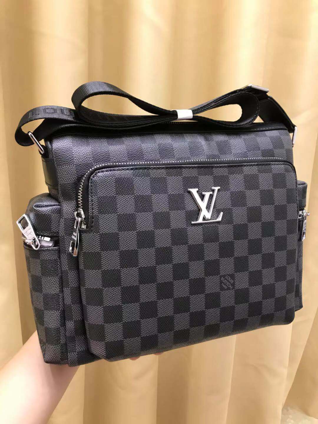 V家新品,🐮🐮🐮采用V家专用经典面料,永不过时。前幅拉链格设计,方便实用,简约时尚,独家设计,是你不二之