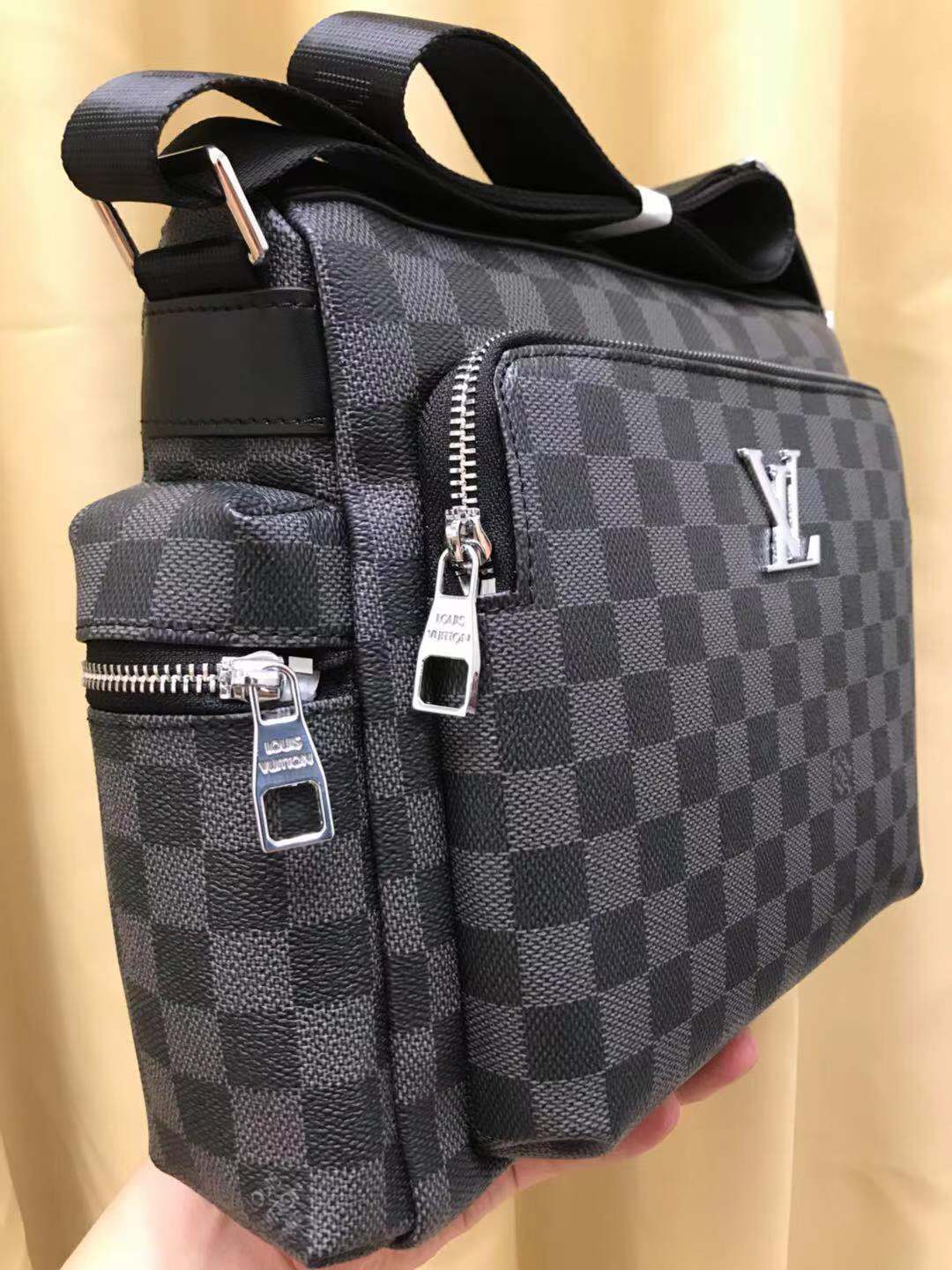 V家新品,🐮🐮🐮采用V家专用经典面料,永不过时。前幅拉链格设计,方便实用,简约时尚,独家设计,是你不二之