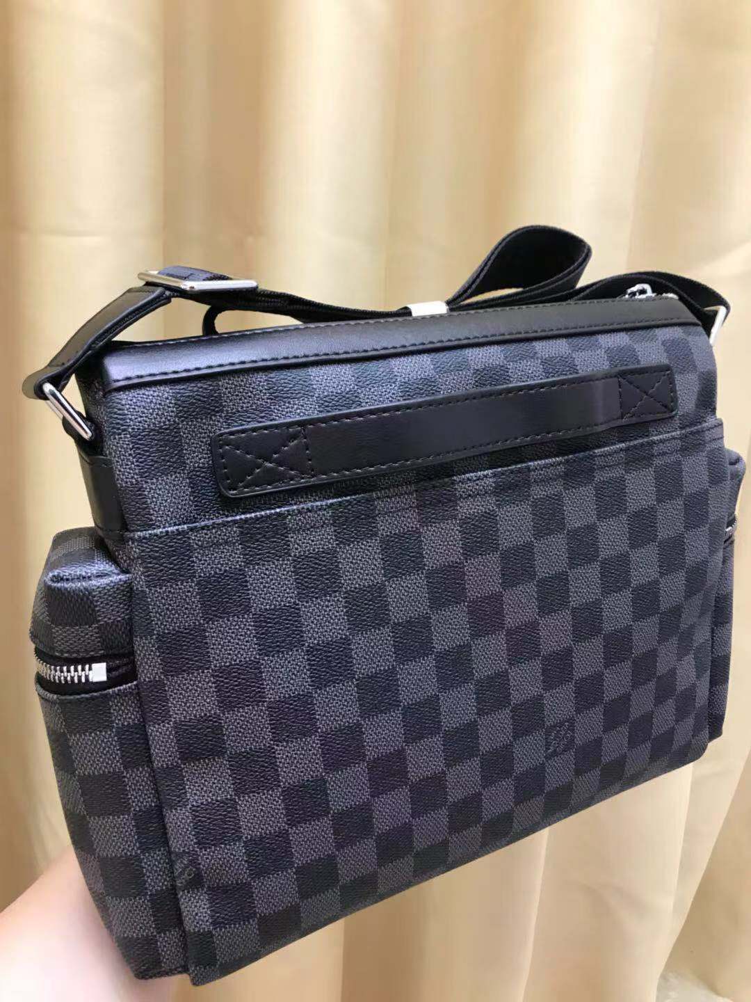 V家新品,🐮🐮🐮采用V家专用经典面料,永不过时。前幅拉链格设计,方便实用,简约时尚,独家设计,是你不二之