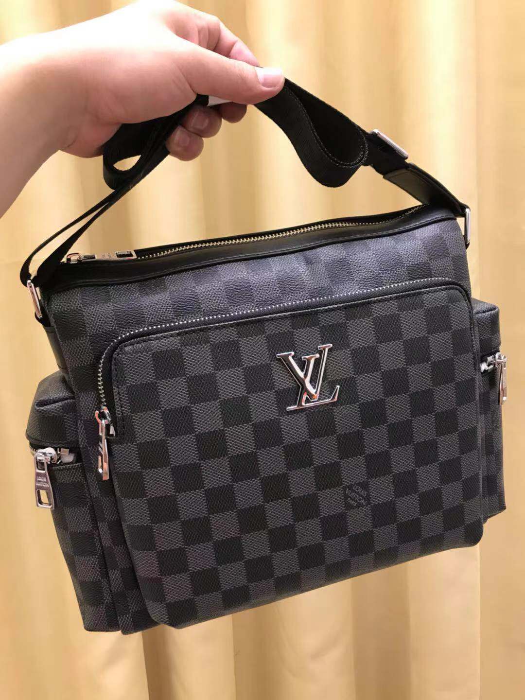 V家新品,🐮🐮🐮采用V家专用经典面料,永不过时。前幅拉链格设计,方便实用,简约时尚,独家设计,是你不二之