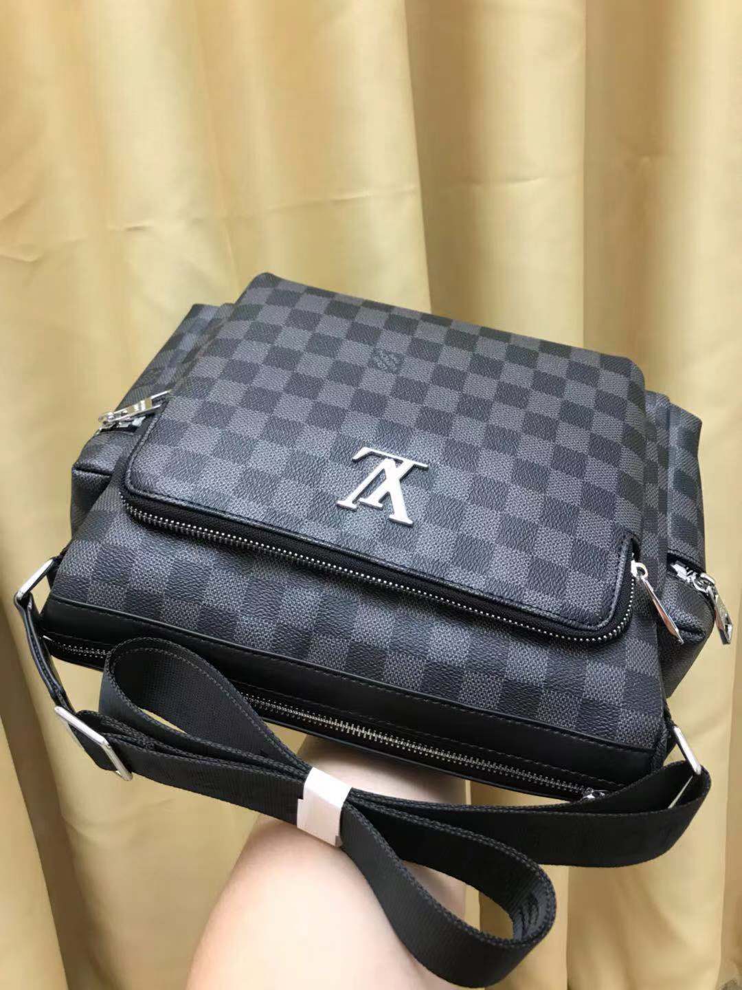 V家新品,🐮🐮🐮采用V家专用经典面料,永不过时。前幅拉链格设计,方便实用,简约时尚,独家设计,是你不二之