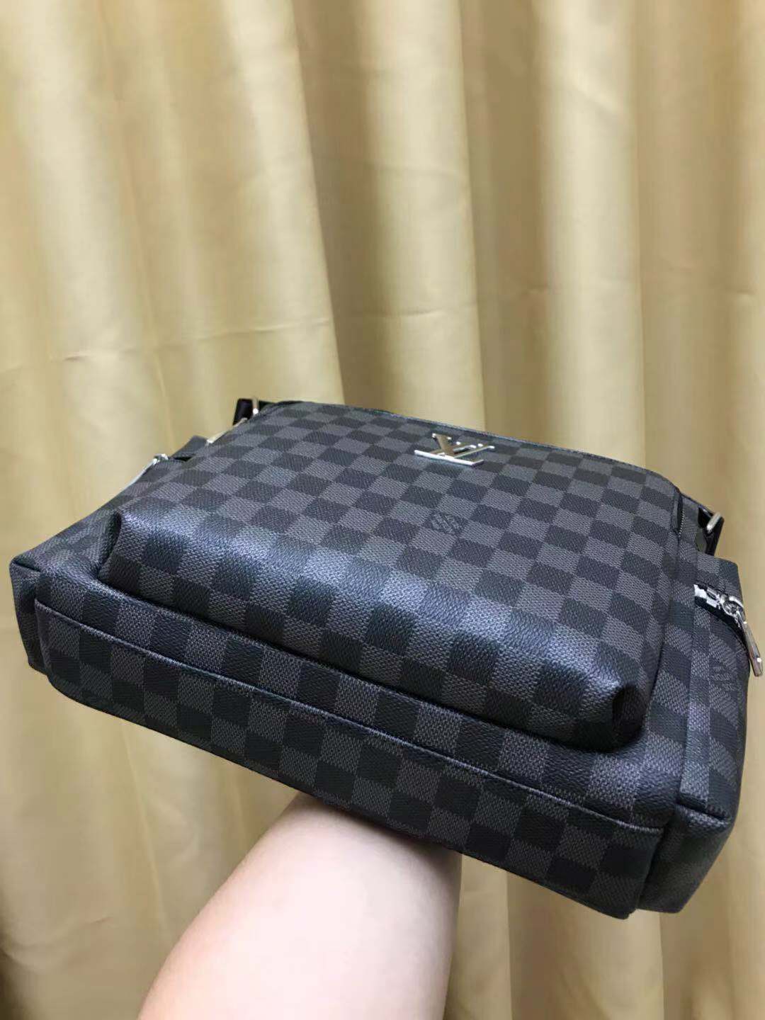 V家新品,🐮🐮🐮采用V家专用经典面料,永不过时。前幅拉链格设计,方便实用,简约时尚,独家设计,是你不二之