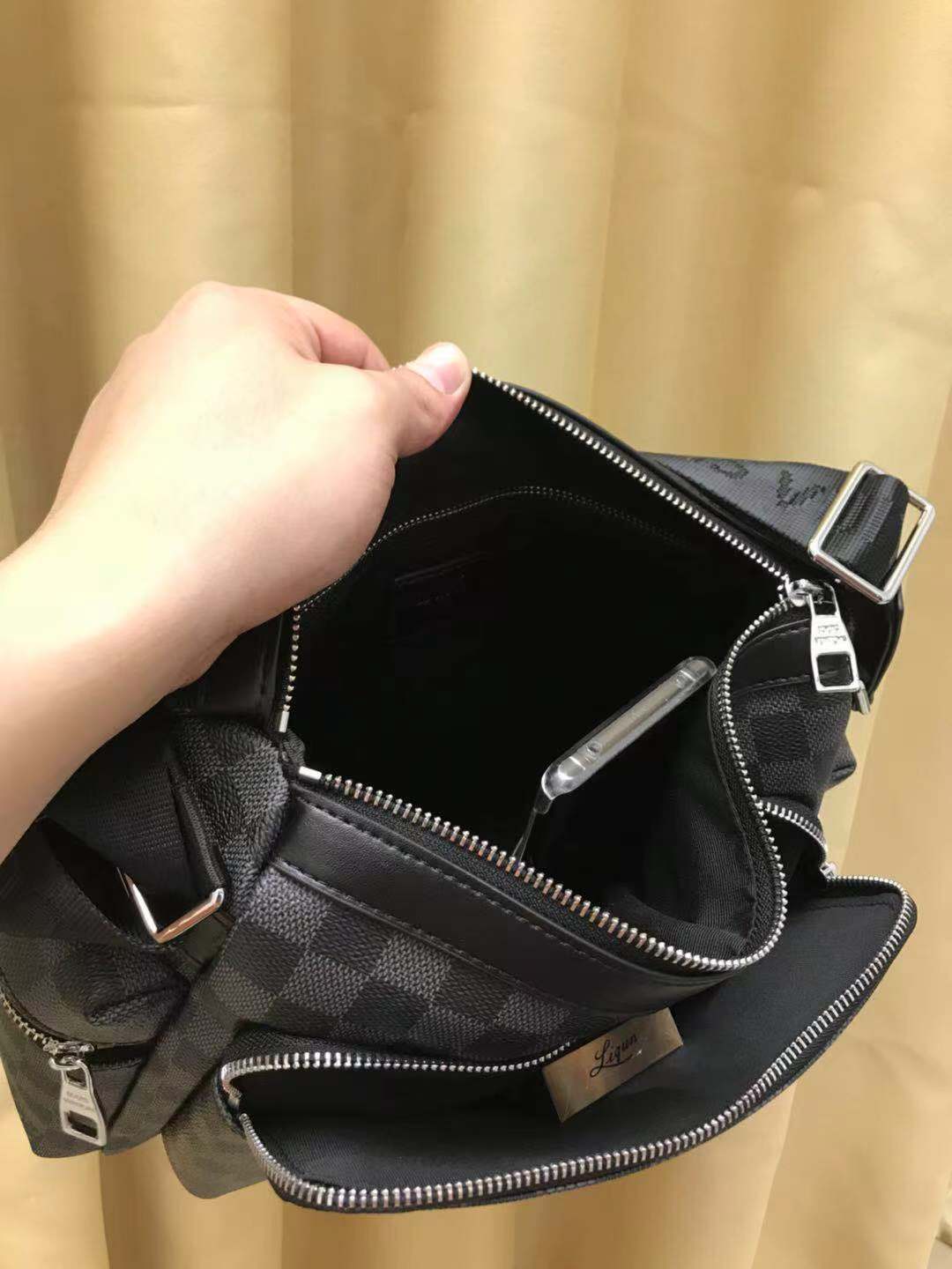 V家新品,🐮🐮🐮采用V家专用经典面料,永不过时。前幅拉链格设计,方便实用,简约时尚,独家设计,是你不二之