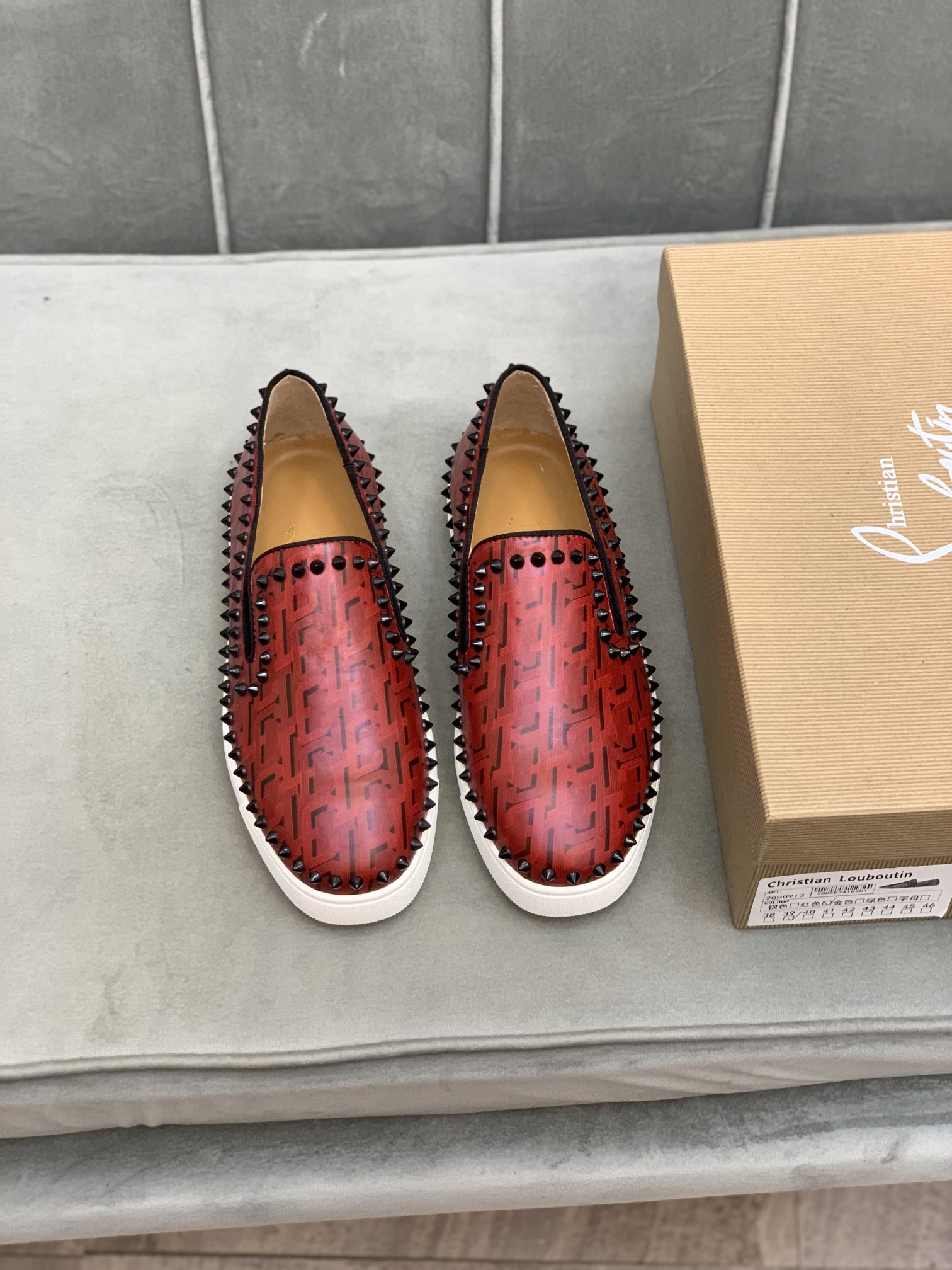 Precio de venta: P230 Marca: CL Red Bottom Shoes* 