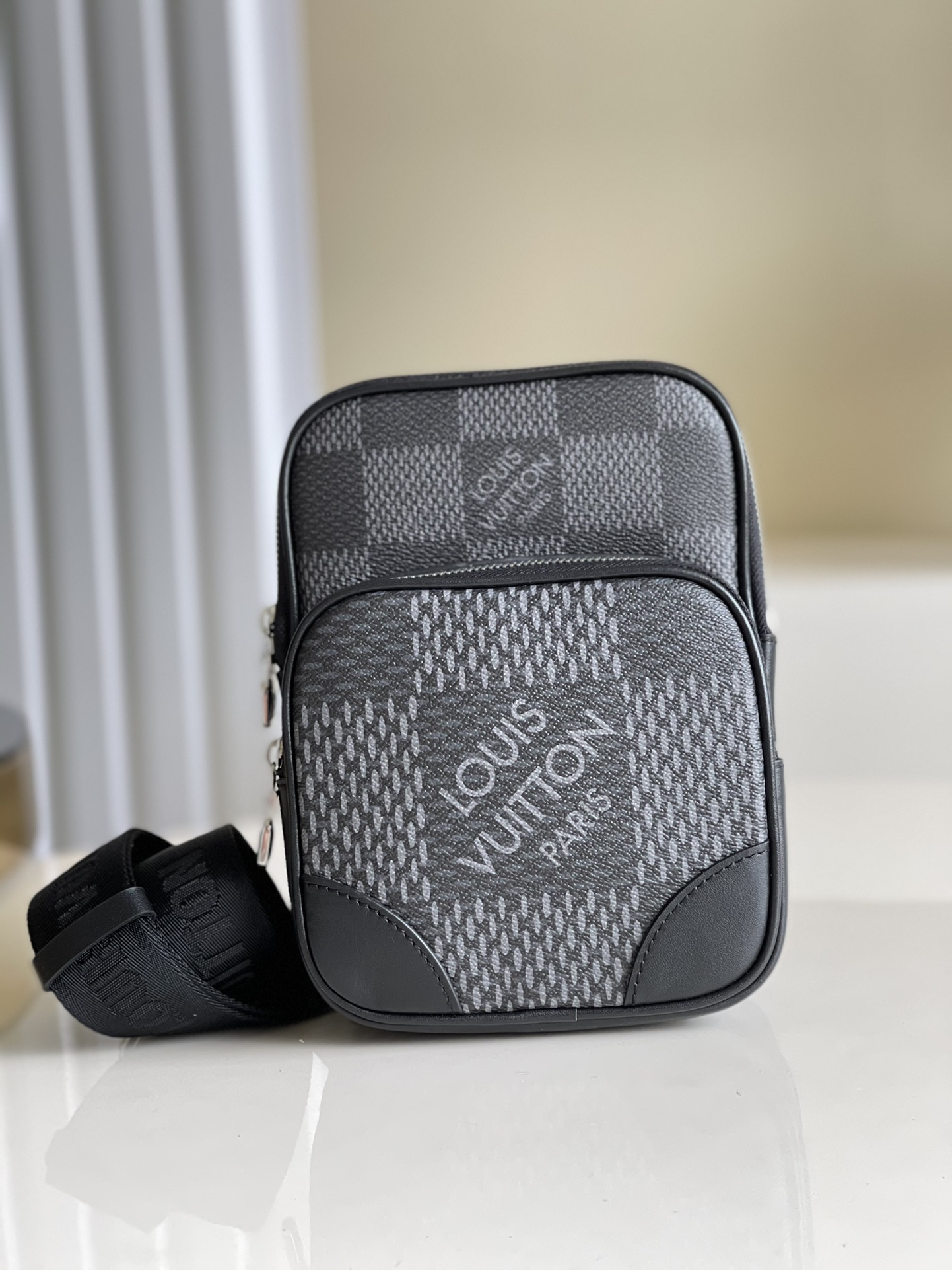 NO:396833,【Exclusive real photo N50012】Big Black Grid-Breast Bag Series This Amazon shoulder bag is made of Damier Graphite 3D canvas, presenting the creative interpretation of the brand's traditional checkerboard pattern, making the classic design look new. The zipper compartment is convenient for personal needs, and the adjustable shoulder straps are used to achieve comfortable shoulders on the left and right. Detailed features 17 x 21 x 6 cm m.600, LV [original leather], louis vuitton, shoulder bags19860909【独家实拍N50012】大黑格-胸包系列 本款 Amazone 单肩包取材 Damier Graphite 3D 帆布,呈现品牌传统棋盘格纹的创意演绎,令经典设计再焕新颜.拉链隔层方便收纳个人所需,可调节肩带实现左右舒适肩背.详细特征17 x 21 x 6 厘米 m.600,LV【原厂皮】,louis vuitton,shoulder bags,Bag