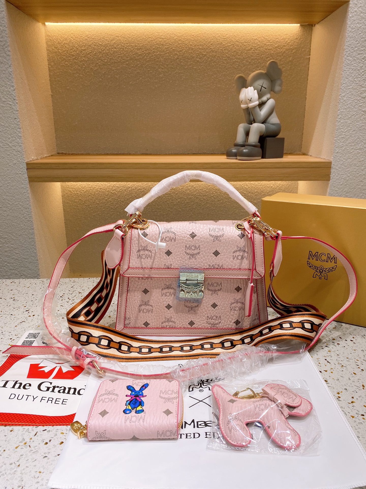 K0 各路明星大咖都在背 追随的潮流旅游季必备款 时尚达人出街行头这款多火我不废话了哈出货 做工超精致版型超好看出街稳赚回头率的1.款配盒尺寸25，编码201843，