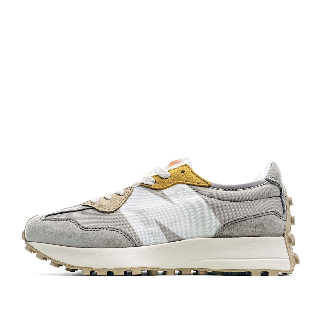 G5 New Balance 新百伦MS327系列复古休闲运动慢跑鞋 全新 New Balance 327系列，以更纯粹的复古风格设计打造的全新造型。侧身还以解构设计，将 N 字标志以做旧压花样式呈现，样式别具新意。而麂皮、冲孔皮革的塑造，则呈现出高级怀旧气质，也让鞋款在奢华时装风格与运动氛围之间达到了平衡。鞋身采用尼龙及皮质物料拼接构成中底高弹PU材质及满丁防滑橡胶外底