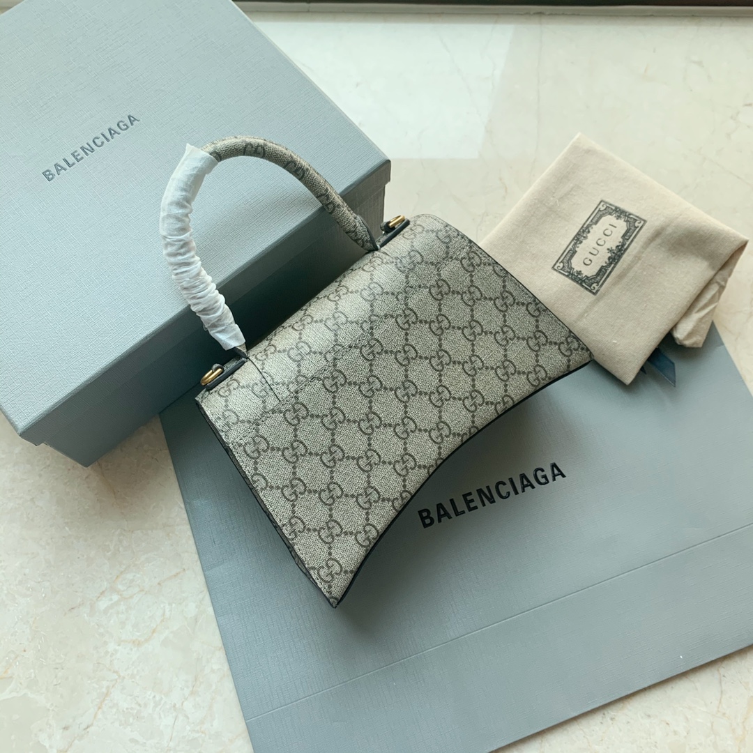 巴黎世家 Gucci联名力作balenciaga Gucci 实力创作在gucci 诞辰百年之际发布了全新 Aria 时尚咏叹调 系列两大品牌的爆款和老花图案的结合 非常惊艳顶级品质 配套2个品牌的包装盒都是的