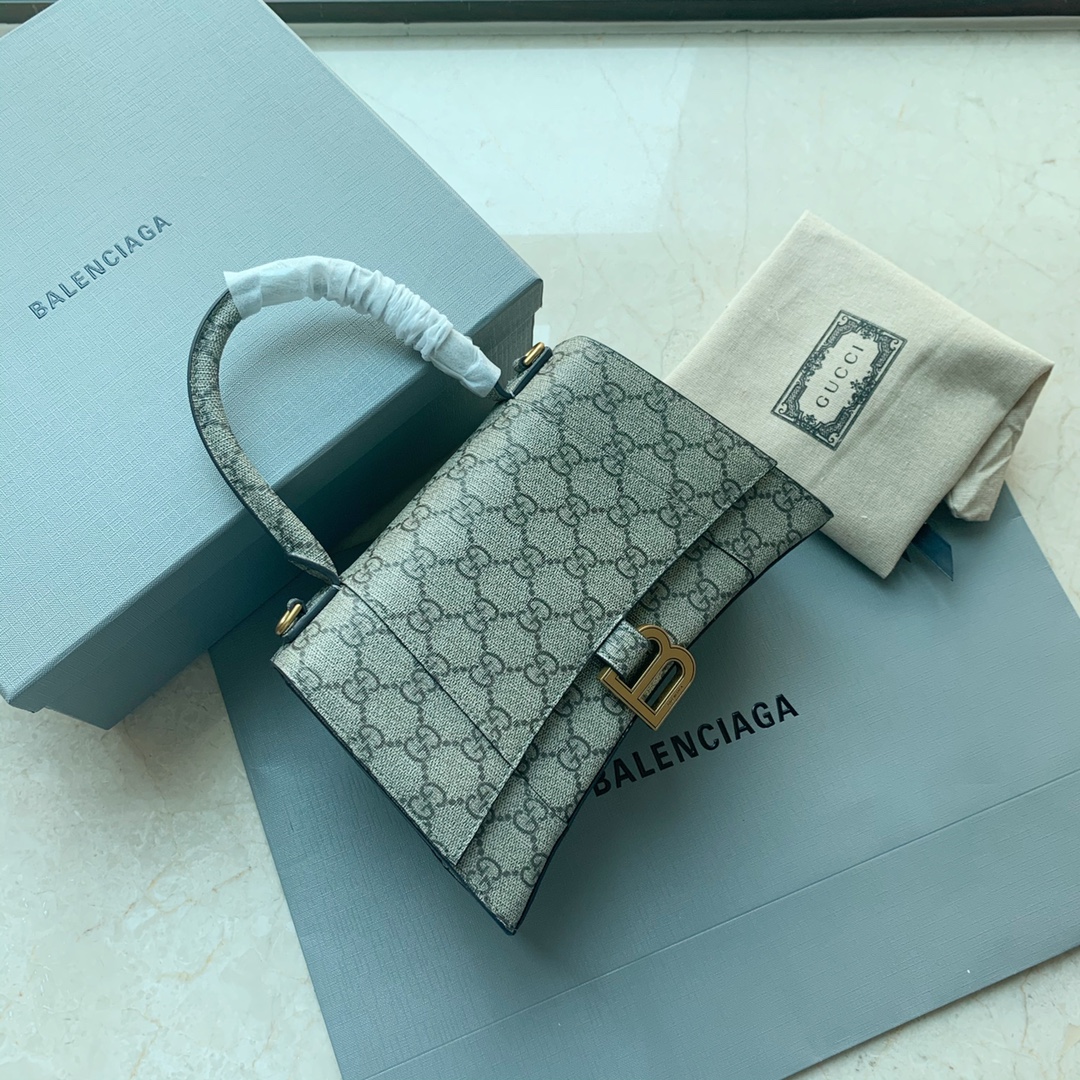 巴黎世家 Gucci联名力作balenciaga Gucci 实力创作在gucci 诞辰百年之际发布了全新 Aria 时尚咏叹调 系列两大品牌的爆款和老花图案的结合 非常惊艳顶级品质 配套2个品牌的包装盒都是的