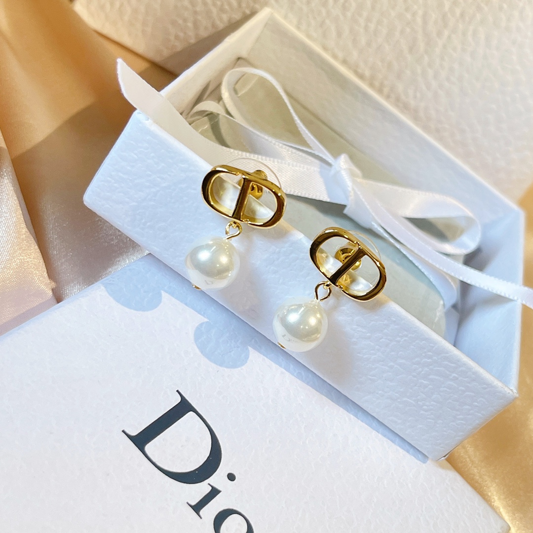 编号DED0203迪奥DIOR 原单新品 CD珍珠光面耳钉 高端品质，专柜1:1开模，专柜原版同黄铜材质