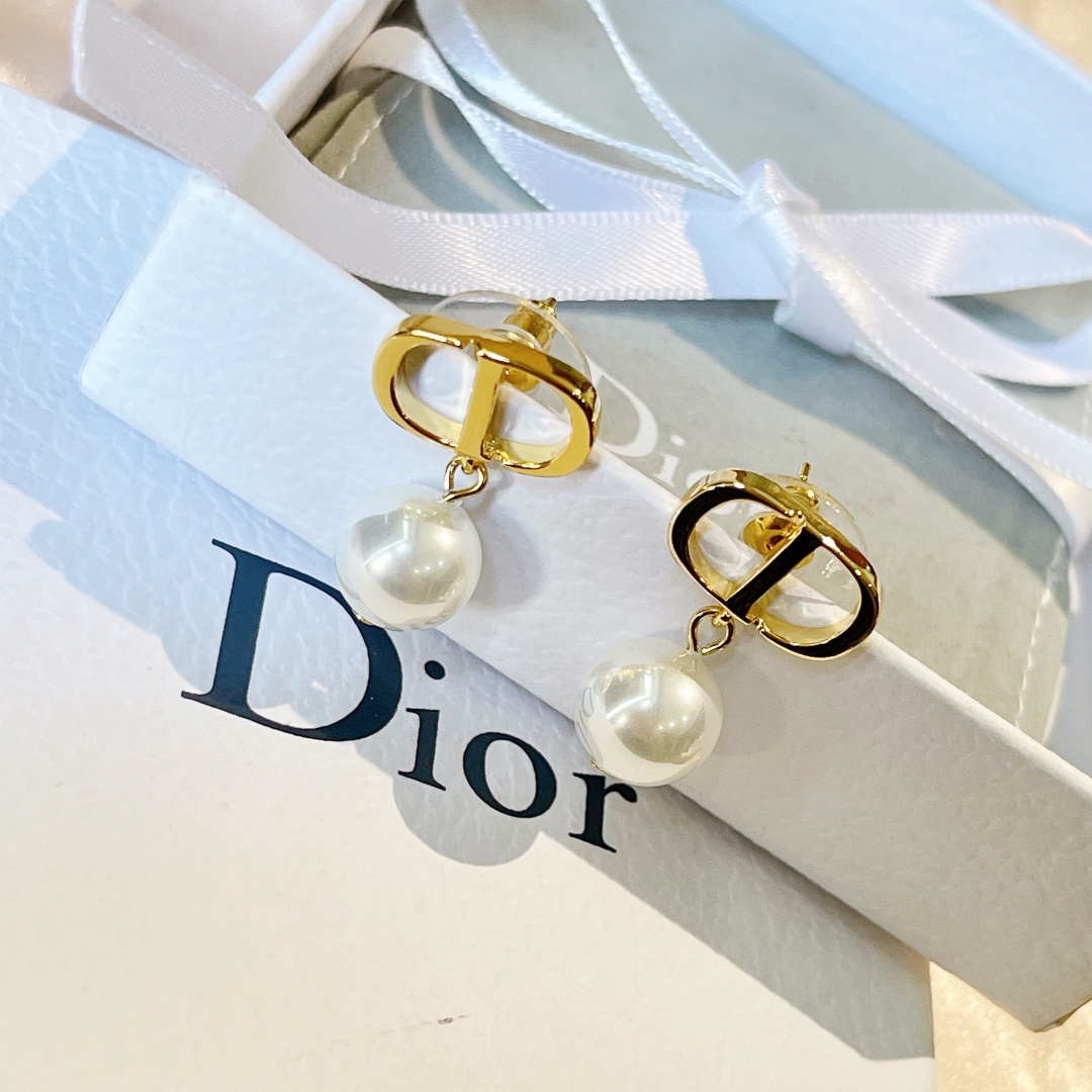编号DED0203迪奥DIOR 原单新品 CD珍珠光面耳钉 高端品质，专柜1:1开模，专柜原版同黄铜材质