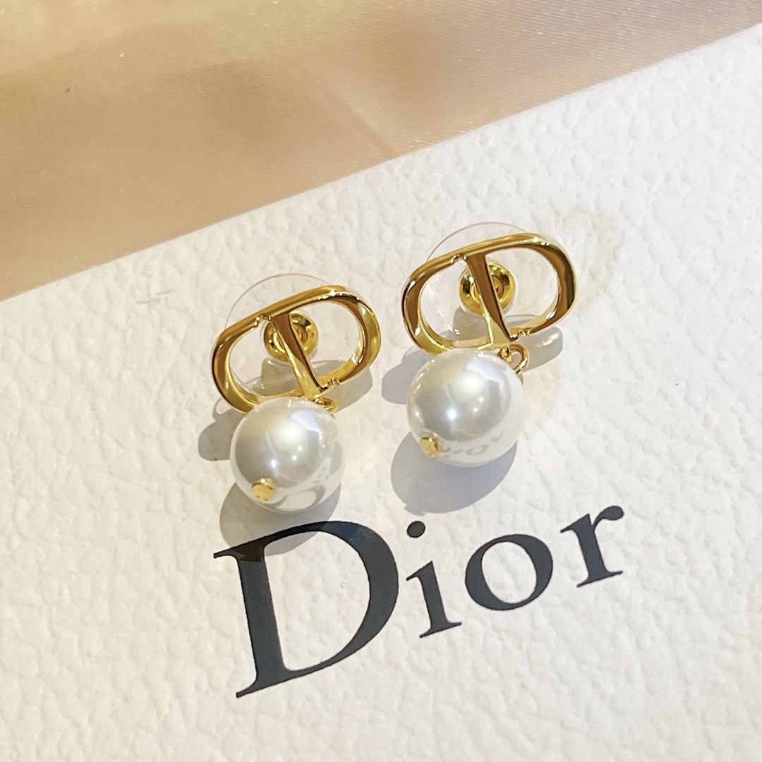 编号DED0203迪奥DIOR 原单新品 CD珍珠光面耳钉 高端品质，专柜1:1开模，专柜原版同黄铜材质