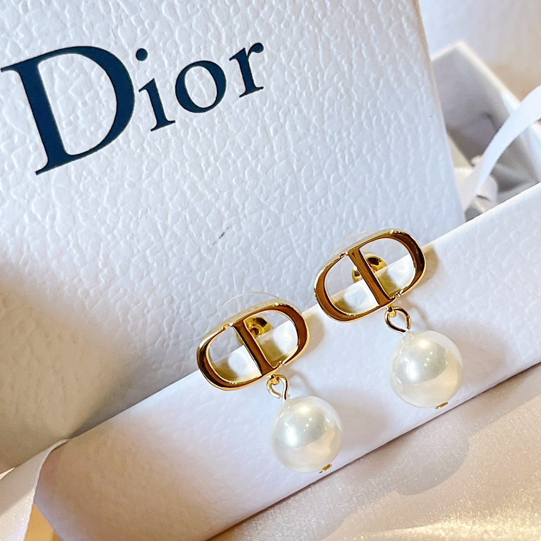 编号DED0203迪奥DIOR 原单新品 CD珍珠光面耳钉 高端品质，专柜1:1开模，专柜原版同黄铜材质