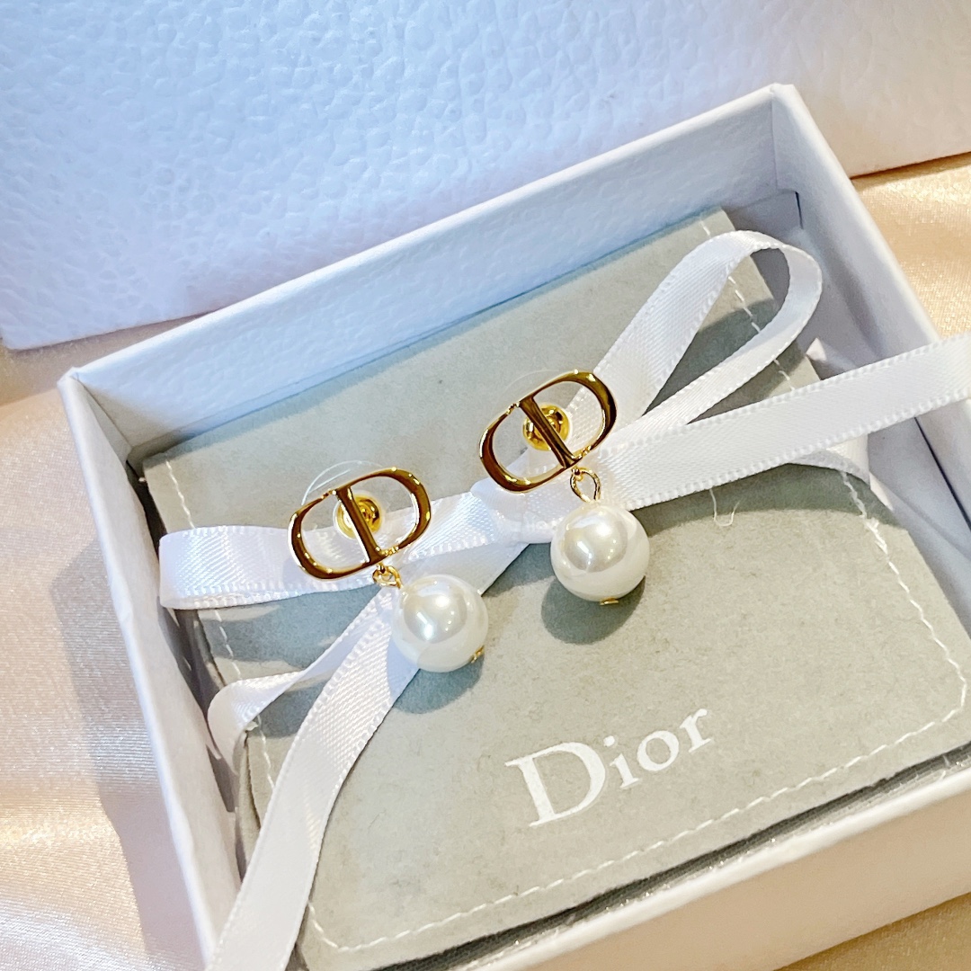 编号DED0203迪奥DIOR 原单新品 CD珍珠光面耳钉 高端品质，专柜1:1开模，专柜原版同黄铜材质