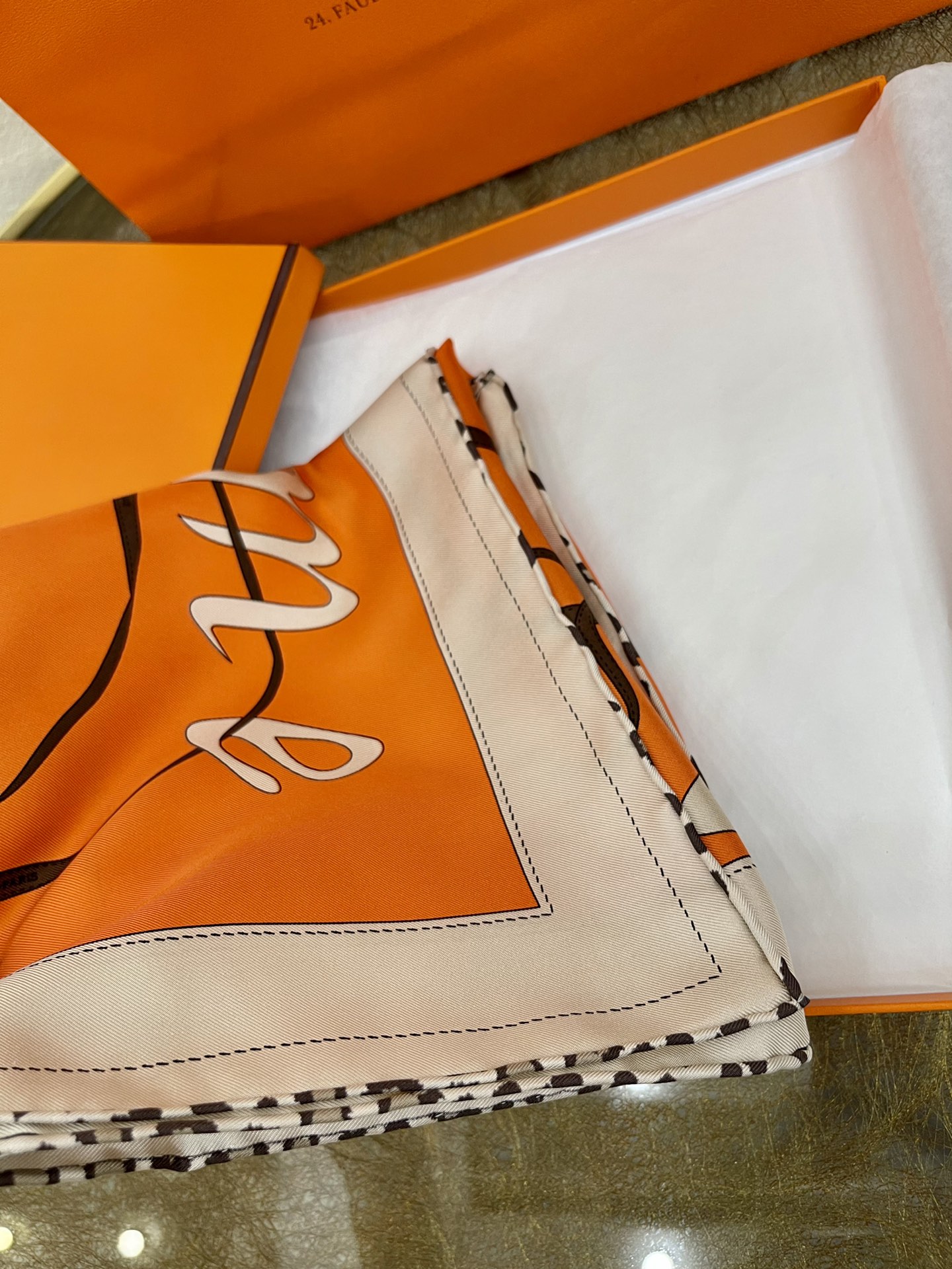 Hermes爱马仕『漫步巴黎』100%真丝方巾