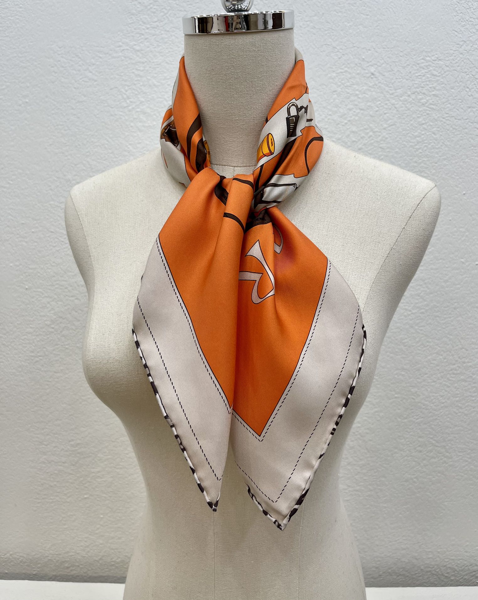 Hermes爱马仕『漫步巴黎』100%真丝方巾