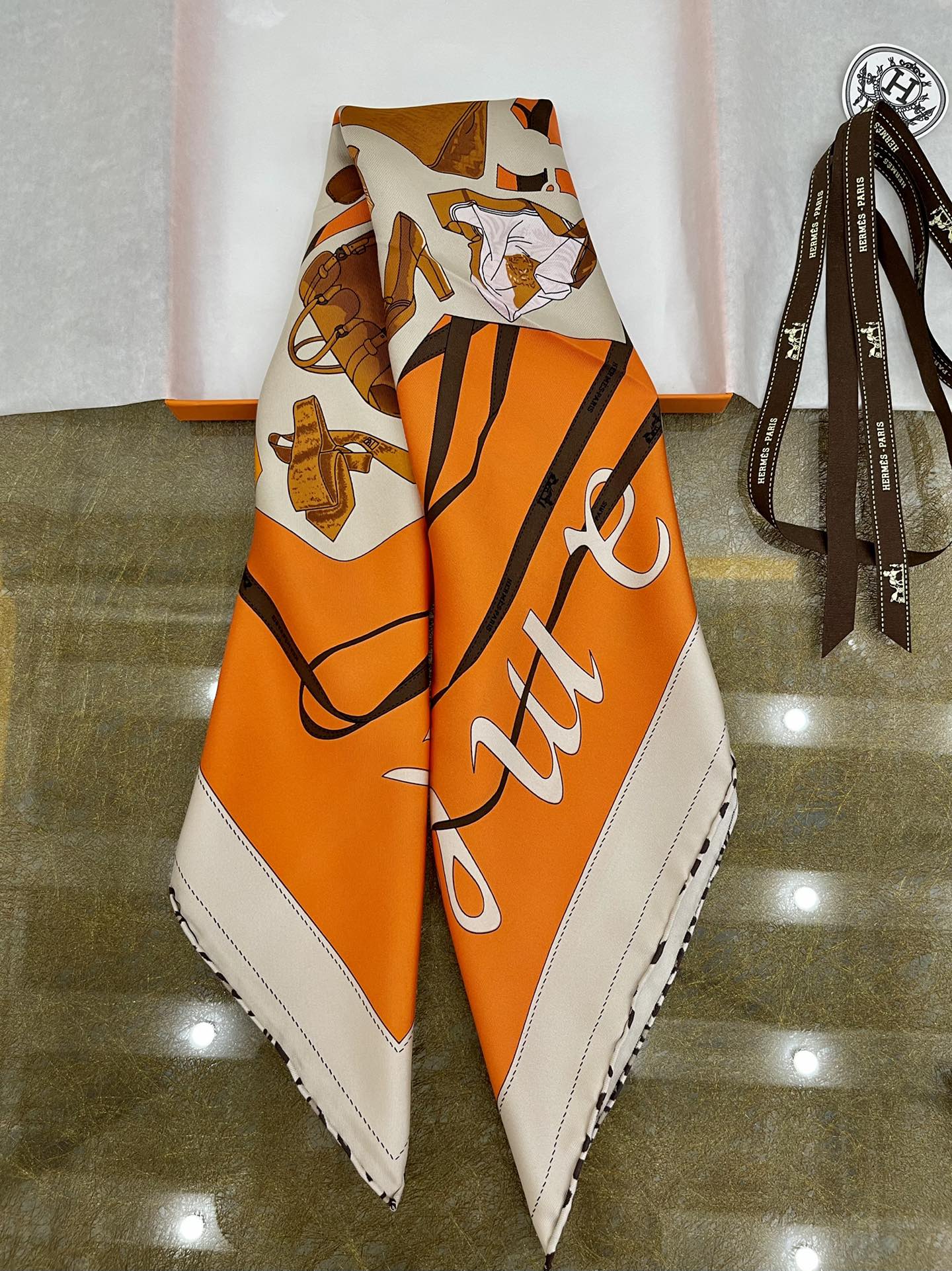 Hermes爱马仕『漫步巴黎』100%真丝方巾