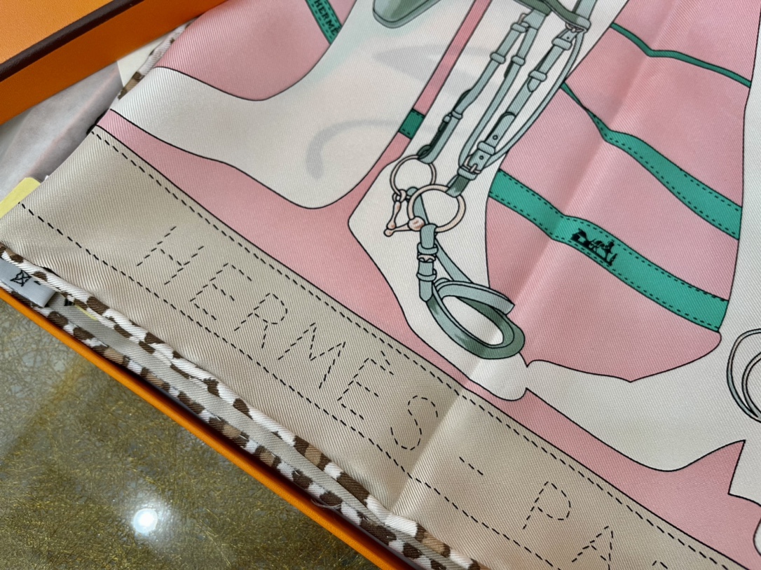 Hermes爱马仕『漫步巴黎』100%真丝方巾