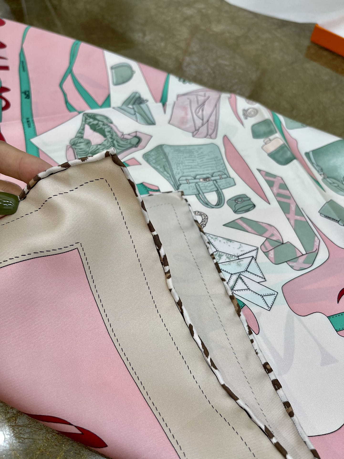 Hermes爱马仕『漫步巴黎』100%真丝方巾