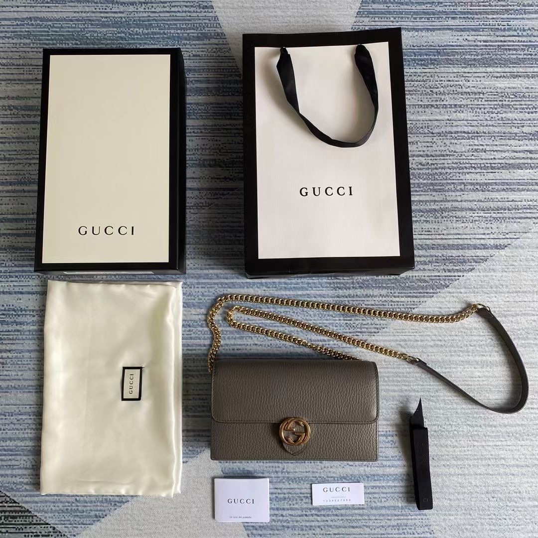 🔥🔥🔥新款～WOC链条系列🍀专柜各种断货的节奏🌲街拍、旅行拍照的必备神器，款式小巧但容量很大🍃放下手机现金唇膏等小物件毫无压力，💯进口五金皮料,原版开模，专柜品质💐款号：510314🌾尺寸：20*13*6cm