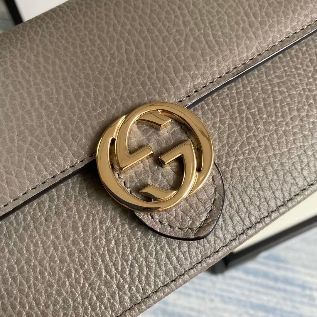 🔥🔥🔥新款～WOC链条系列🍀专柜各种断货的节奏🌲街拍、旅行拍照的必备神器，款式小巧但容量很大🍃放下手机现金唇膏等小物件毫无压力，💯进口五金皮料,原版开模，专柜品质💐款号：510314🌾尺寸：20*13*6cm