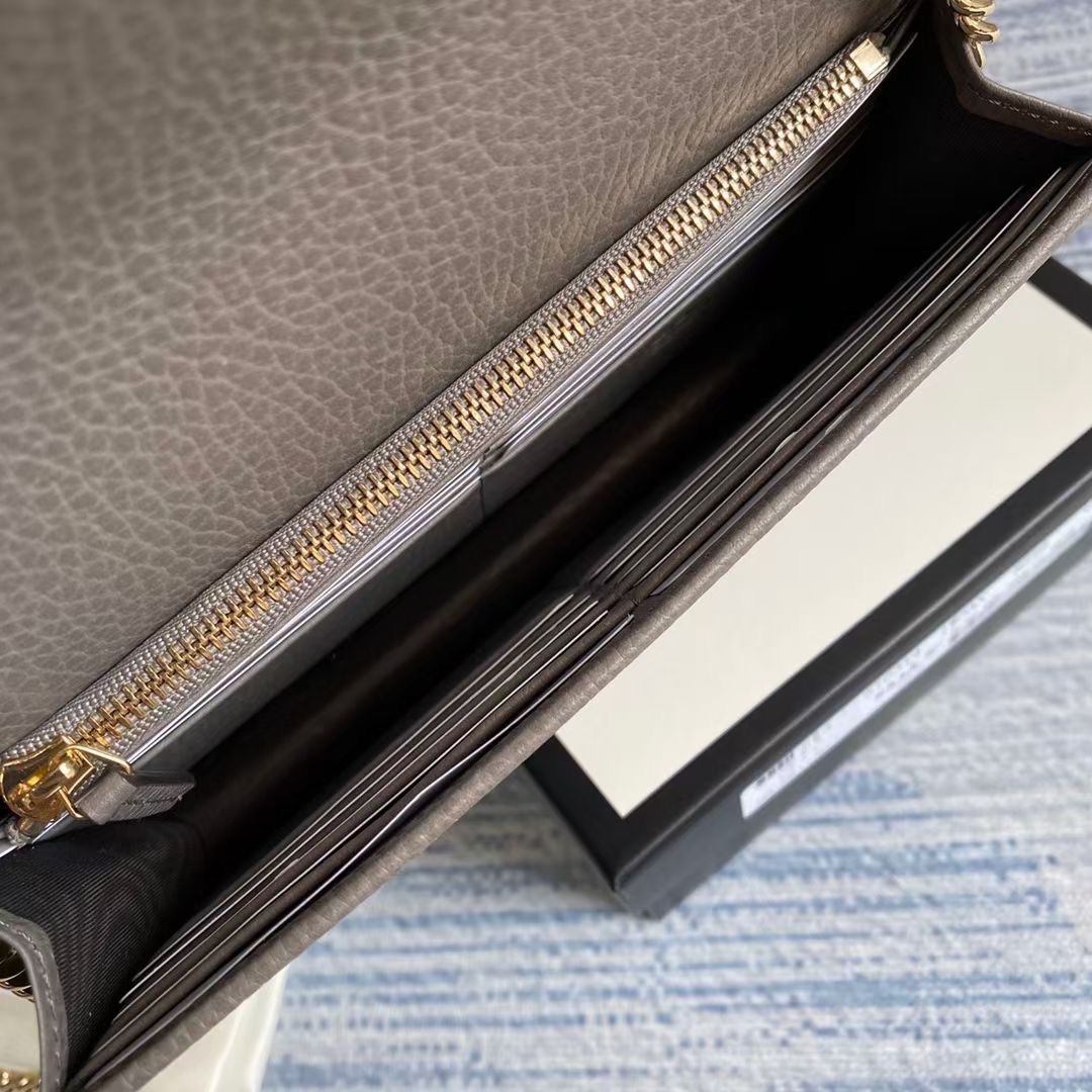 🔥🔥🔥新款～WOC链条系列🍀专柜各种断货的节奏🌲街拍、旅行拍照的必备神器，款式小巧但容量很大🍃放下手机现金唇膏等小物件毫无压力，💯进口五金皮料,原版开模，专柜品质💐款号：510314🌾尺寸：20*13*6cm