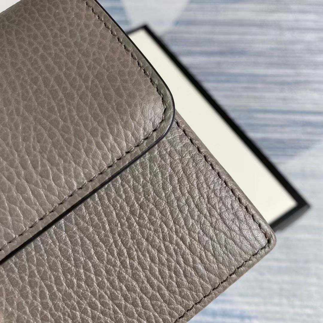 🔥🔥🔥新款～WOC链条系列🍀专柜各种断货的节奏🌲街拍、旅行拍照的必备神器，款式小巧但容量很大🍃放下手机现金唇膏等小物件毫无压力，💯进口五金皮料,原版开模，专柜品质💐款号：510314🌾尺寸：20*13*6cm