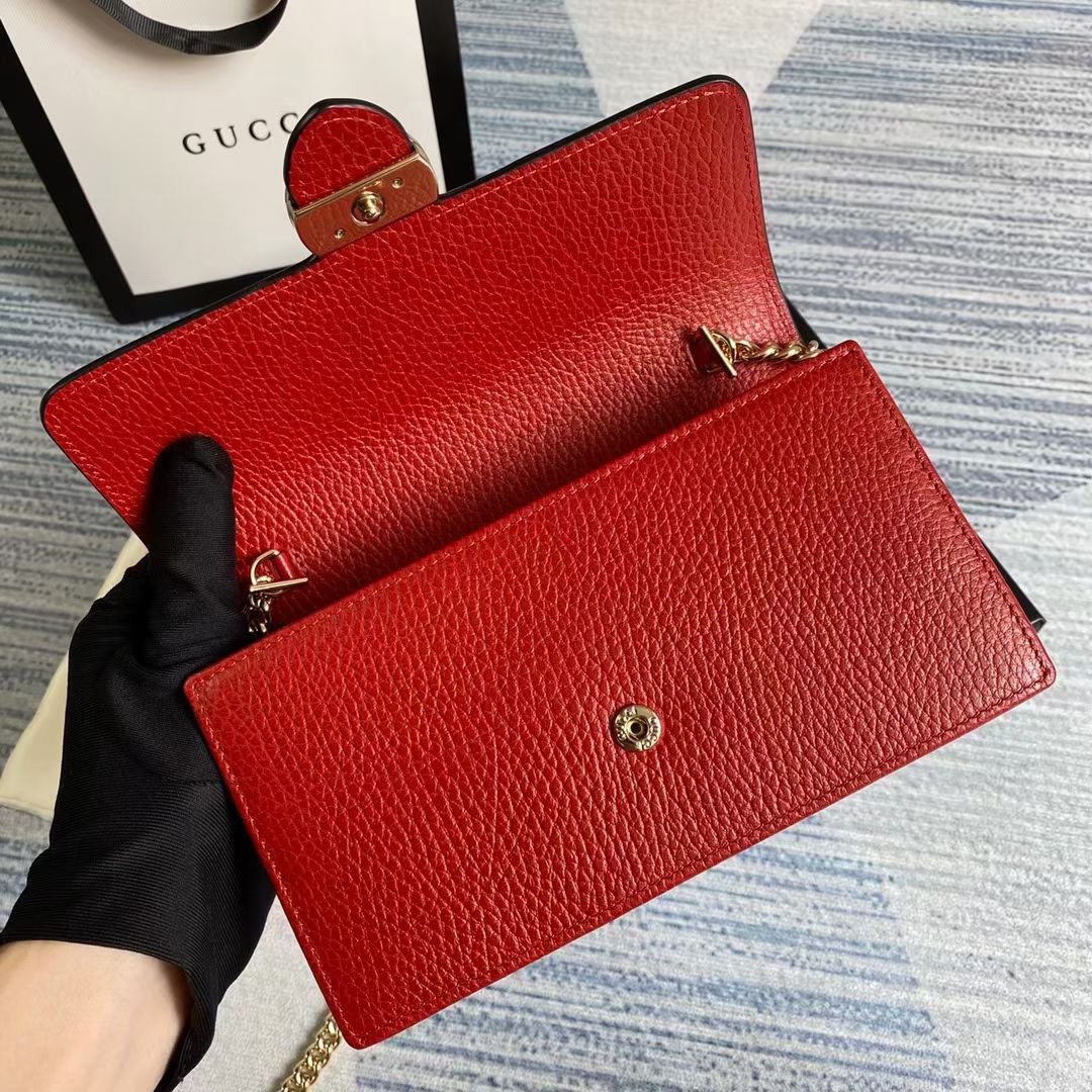 🔥🔥🔥新款～WOC链条系列🍀专柜各种断货的节奏🌲街拍、旅行拍照的必备神器，款式小巧但容量很大🍃放下手机现金唇膏等小物件毫无压力，💯进口五金皮料,原版开模，专柜品质💐款号：510314🌾尺寸：20*13*6cm