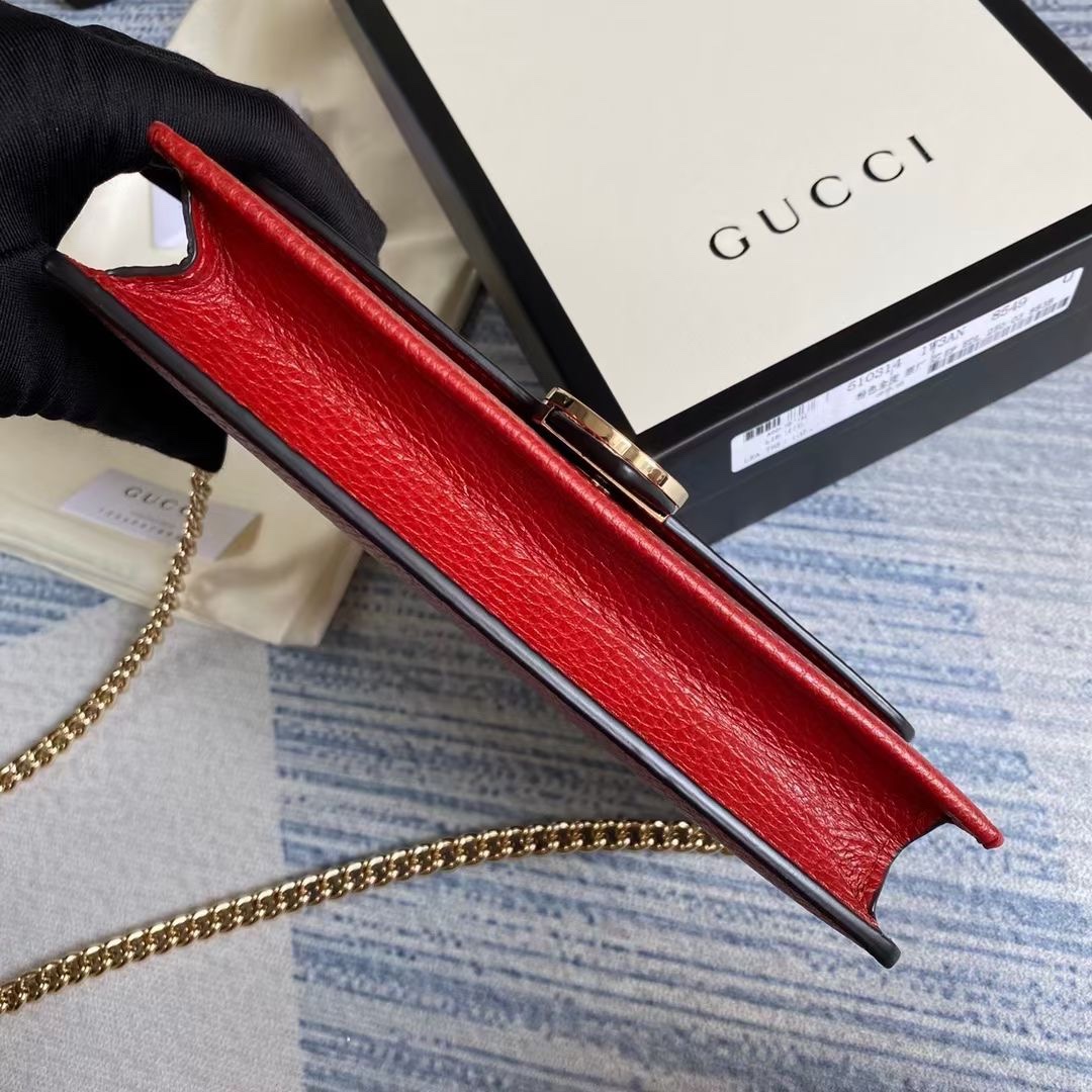 🔥🔥🔥新款～WOC链条系列🍀专柜各种断货的节奏🌲街拍、旅行拍照的必备神器，款式小巧但容量很大🍃放下手机现金唇膏等小物件毫无压力，💯进口五金皮料,原版开模，专柜品质💐款号：510314🌾尺寸：20*13*6cm