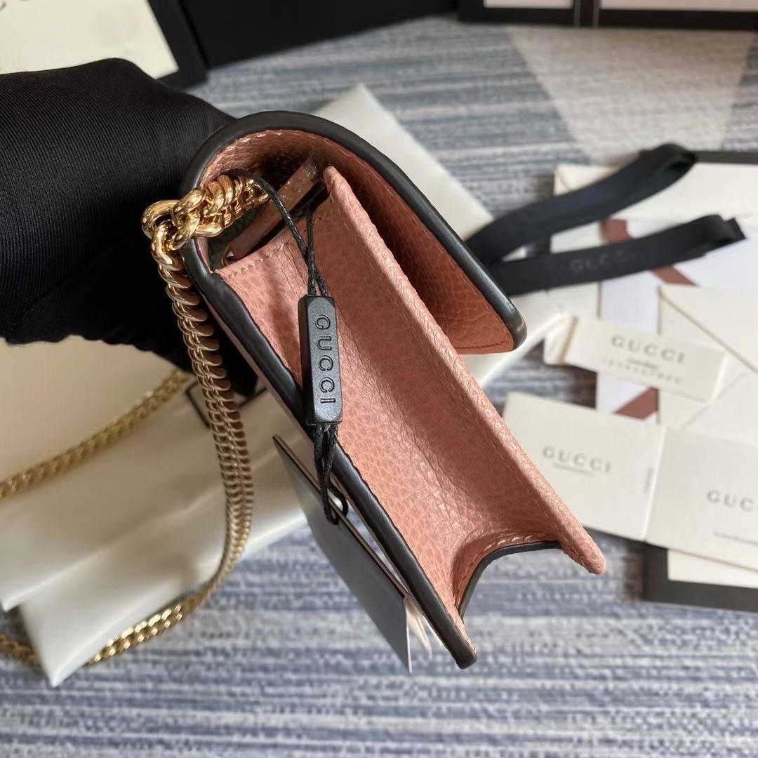 🔥🔥🔥新款～WOC链条系列🍀专柜各种断货的节奏🌲街拍、旅行拍照的必备神器，款式小巧但容量很大🍃放下手机现金唇膏等小物件毫无压力，💯进口五金皮料,原版开模，专柜品质💐款号：510314🌾尺寸：20*13*6cm