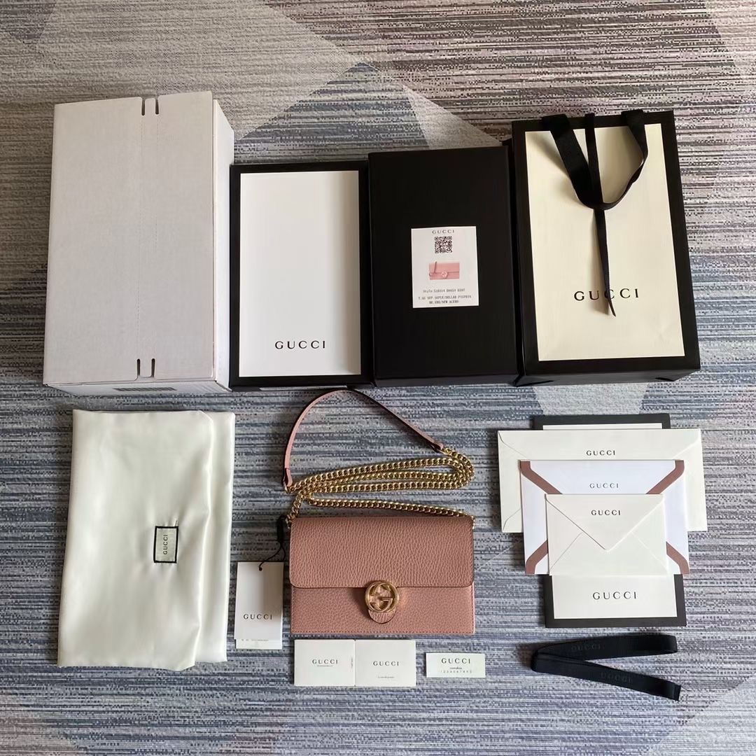 🔥🔥🔥新款～WOC链条系列🍀专柜各种断货的节奏🌲街拍、旅行拍照的必备神器，款式小巧但容量很大🍃放下手机现金唇膏等小物件毫无压力，💯进口五金皮料,原版开模，专柜品质💐款号：510314🌾尺寸：20*13*6cm