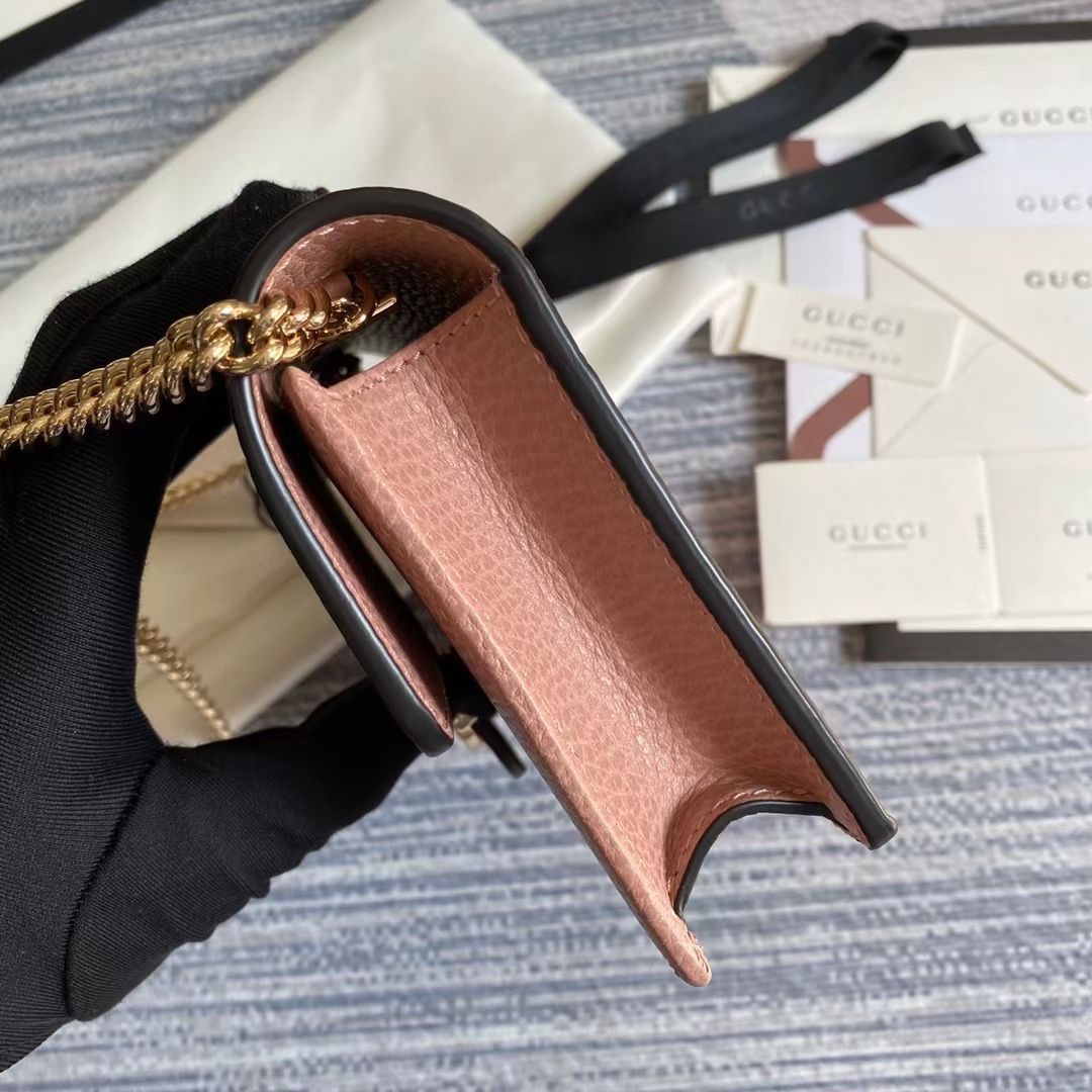 🔥🔥🔥新款～WOC链条系列🍀专柜各种断货的节奏🌲街拍、旅行拍照的必备神器，款式小巧但容量很大🍃放下手机现金唇膏等小物件毫无压力，💯进口五金皮料,原版开模，专柜品质💐款号：510314🌾尺寸：20*13*6cm