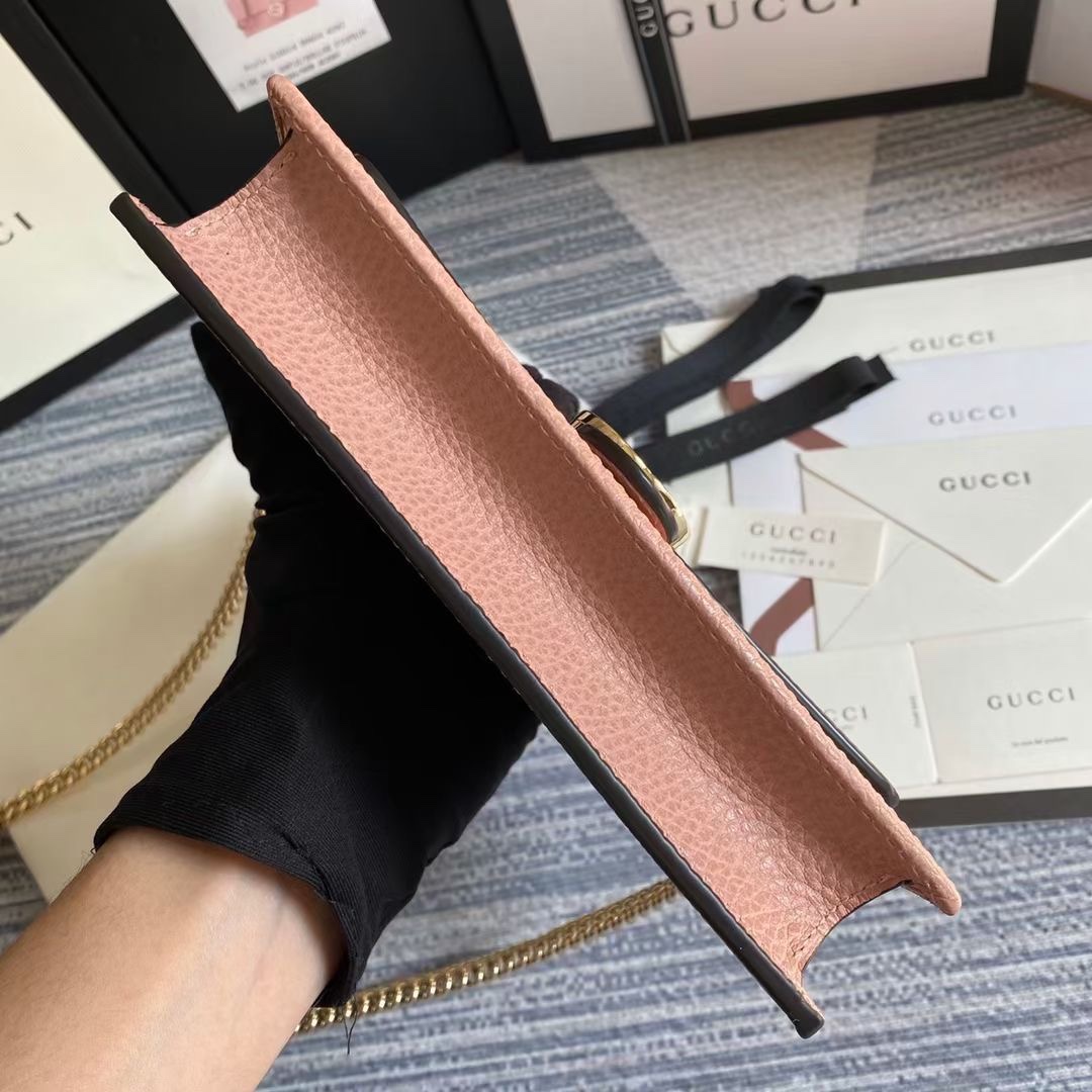 🔥🔥🔥新款～WOC链条系列🍀专柜各种断货的节奏🌲街拍、旅行拍照的必备神器，款式小巧但容量很大🍃放下手机现金唇膏等小物件毫无压力，💯进口五金皮料,原版开模，专柜品质💐款号：510314🌾尺寸：20*13*6cm