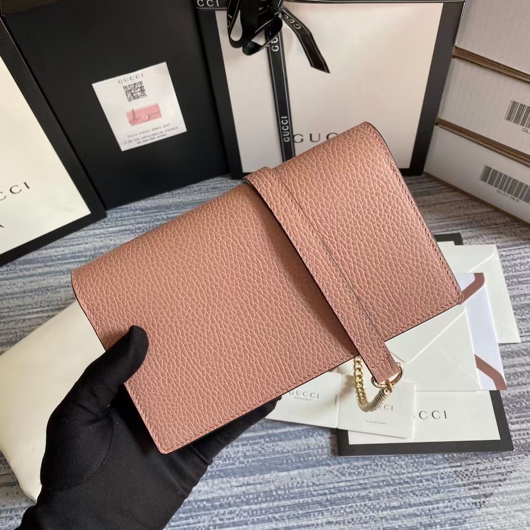 🔥🔥🔥新款～WOC链条系列🍀专柜各种断货的节奏🌲街拍、旅行拍照的必备神器，款式小巧但容量很大🍃放下手机现金唇膏等小物件毫无压力，💯进口五金皮料,原版开模，专柜品质💐款号：510314🌾尺寸：20*13*6cm