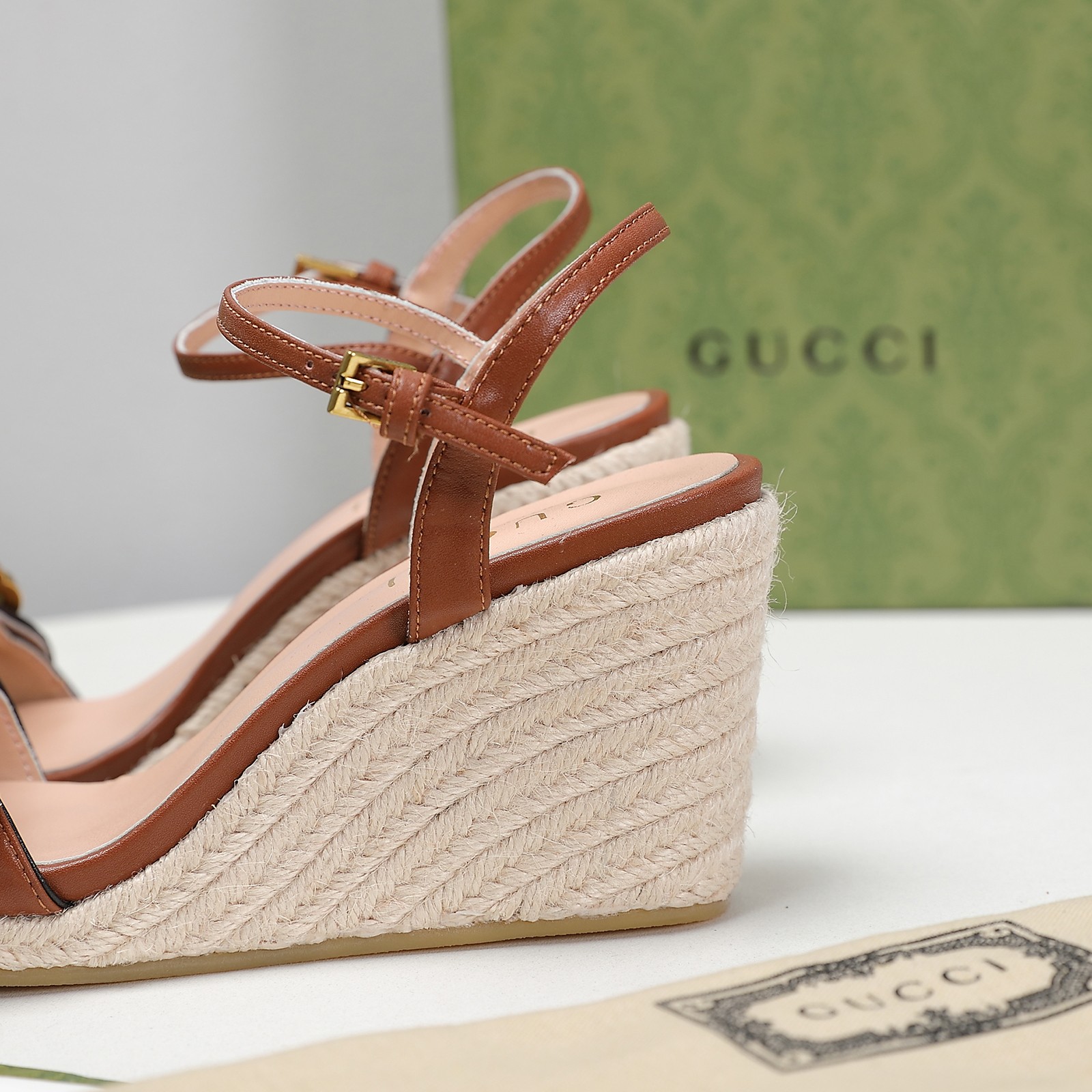 . Versión de gama alta 2021 Gucci Gucci nuevo talón inclinado sandalias de plataforma de agua Este p