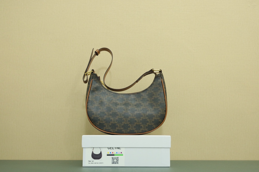 Celine赛琳老花腋下包🅿️180 明星穿搭必备品很美的腋下包造型. 简简单单的高级感既实用又可以凹造型日常出街在适不过啦.超酷穿搭尽显帅气.会穿的女生这样太炸街了.保证你上街回头率百分百. 规格：24*14*6cm