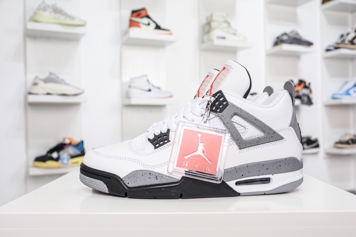 G版纯原第一批G版纯原❗️ Air Jordan 4 Retro White Cement白水泥 ，原纸板开发 ，完美鞋型 原厂头层 正确坦克纹背胶 ，无需拼图大几率过验，拼盒拼标秒过