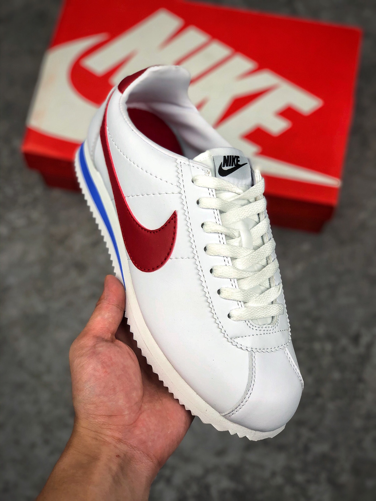   支持放店
公司级  斜纹过胶工艺 耐克Nike Classic Cortez 经典阿甘休闲跑步鞋。纯粹而执着的精神，使得Cortez种在了一代人的心里，无论是否喜欢它复古的鞋型，一双Nike Classic Cortez总是能让人难以抗拒，将他摆在鞋柜中。官方货号#807471-103
SIZE:35.5 36 36.5 37.5 38 38.5 39 40 40.5 41 42 42.5 43 44