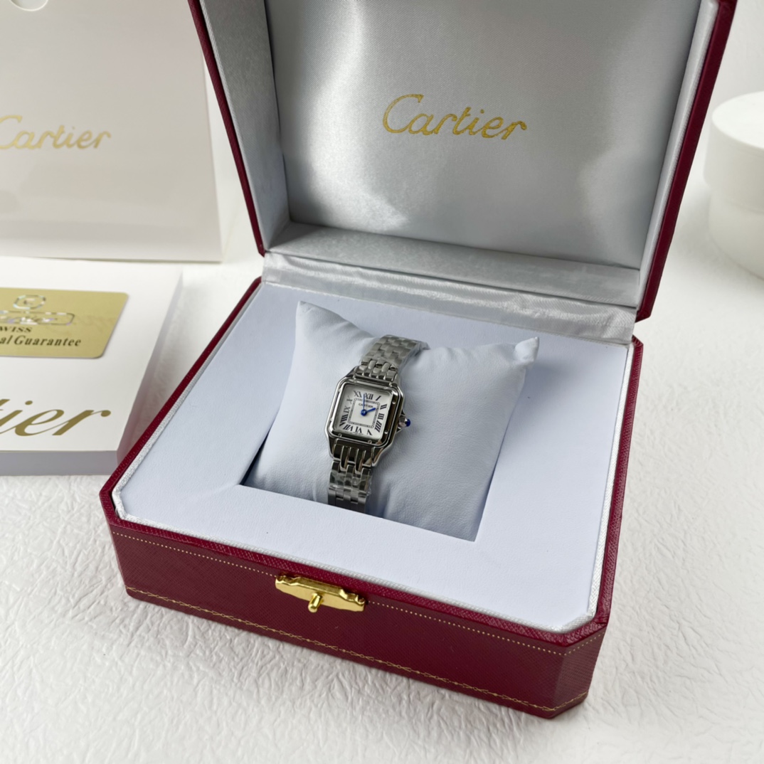 💰260 Panthère de Cartier 卡地亚猎豹手表,华丽而不羁,是Panthère de Cartier猎豹所传达的美学风格。它线条流畅,魅惑动人,柔软服帖于腕间,宛若在肌肤上翩翩起舞。独特的造型彰显成熟优雅、自信动人的女性形象。 表壳一体成型,搭配正品使用原装瑞士石英机芯,316L精钢壳套,镶嵌钻石 把头镶嵌一颗合成蓝色尖晶石,镀银表盘,剑形蓝钢指针,尺寸:27 x 37毫米,22*30毫米,二个尺寸。