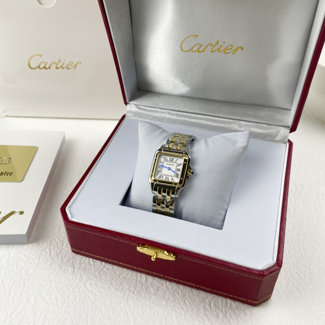 💰260 Panthère de Cartier 卡地亚猎豹手表,华丽而不羁,是Panthère de Cartier猎豹所传达的美学风格。它线条流畅,魅惑动人,柔软服帖于腕间,宛若在肌肤上翩翩起舞。独特的造型彰显成熟优雅、自信动人的女性形象。 表壳一体成型,搭配正品使用原装瑞士石英机芯,316L精钢壳套,镶嵌钻石 把头镶嵌一颗合成蓝色尖晶石,镀银表盘,剑形蓝钢指针,尺寸:27 x 37毫米,22*30毫米,