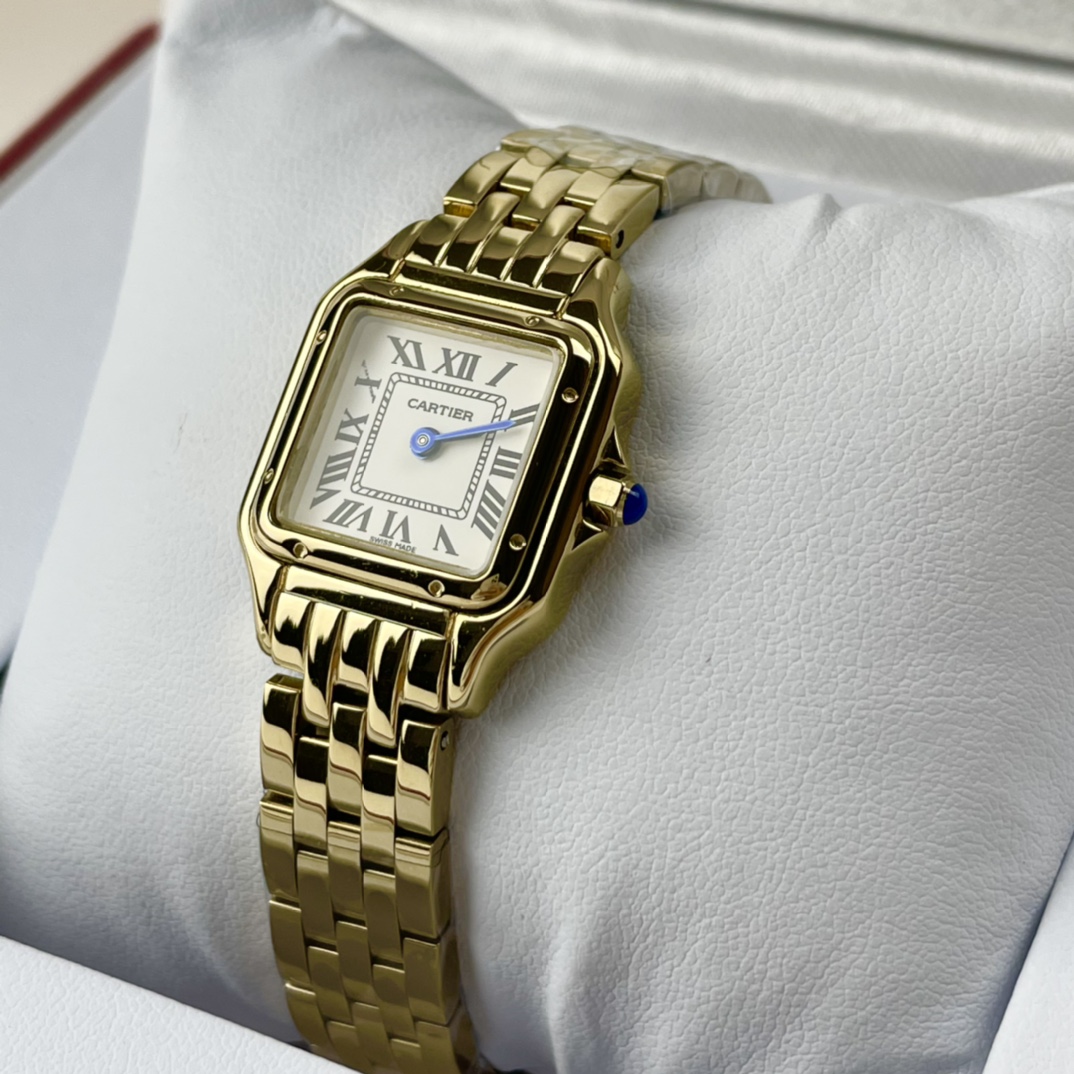 💰260 Panthère de Cartier 卡地亚猎豹手表,华丽而不羁,是Panthère de Cartier猎豹所传达的美学风格。它线条流畅,魅惑动人,柔软服帖于腕间,宛若在肌肤上翩翩起舞。独特的造型彰显成熟优雅、自信动人的女性形象。 表壳一体成型,搭配正品使用原装瑞士石英机芯,316L精钢壳套,镶嵌钻石 把头镶嵌一颗合成蓝色尖晶石,镀银表盘,剑形蓝钢指针,尺寸:27 x 37毫米,22*30毫米,