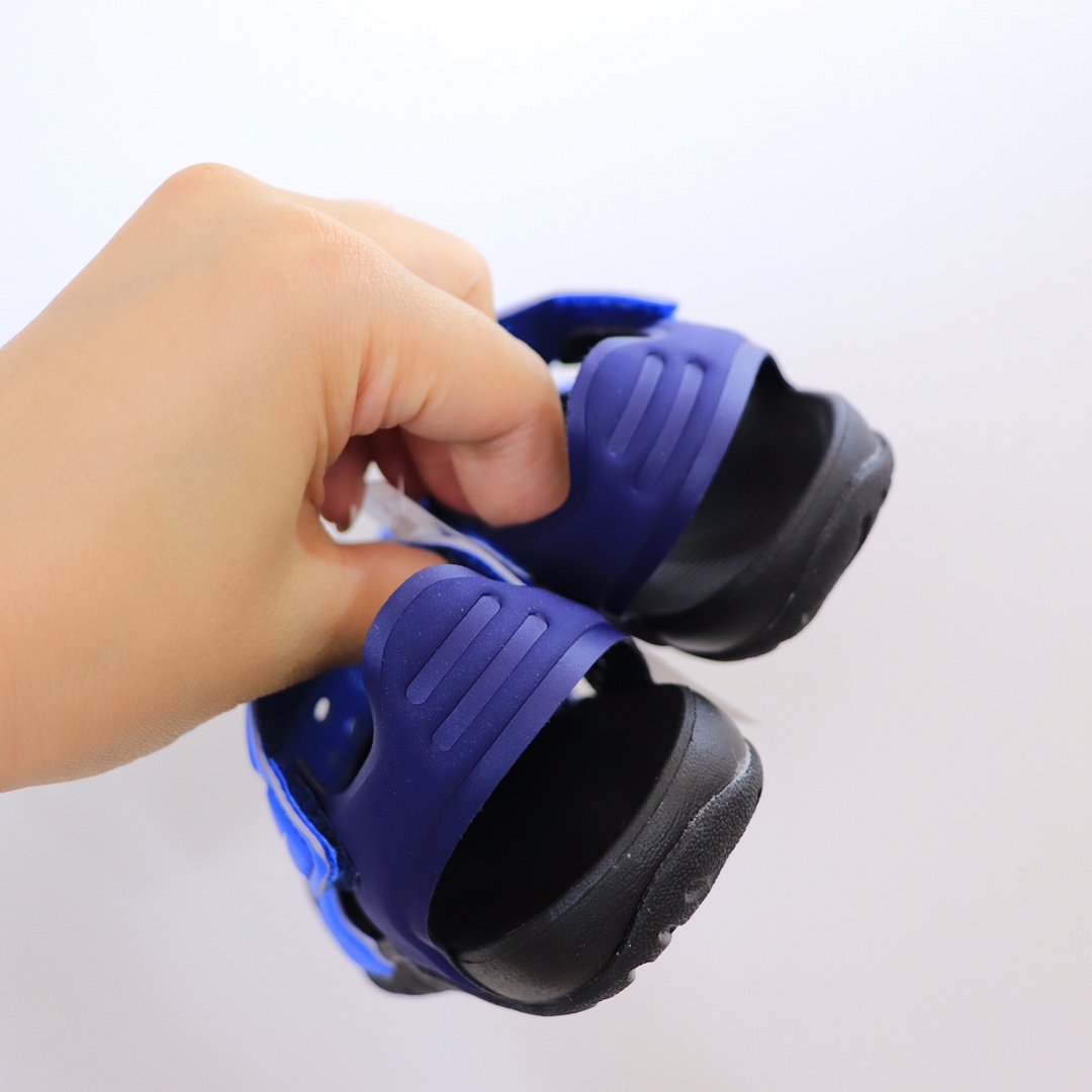 图片[3]-【九宫格细节图】 高版本ＮＫ护脚洞洞鞋.儿童凉鞋‼️ 儿童飞机凉鞋.高品质专G版火爆上市.🔥去年专Ｇ火的一塌糊涂哦。设计独特.上脚好看.鞋子轻便柔软.防滑设计.鞋面透气扣设计.🌼夏天不热脚.魔术贴方便宝宝穿着.✔️-选品中心